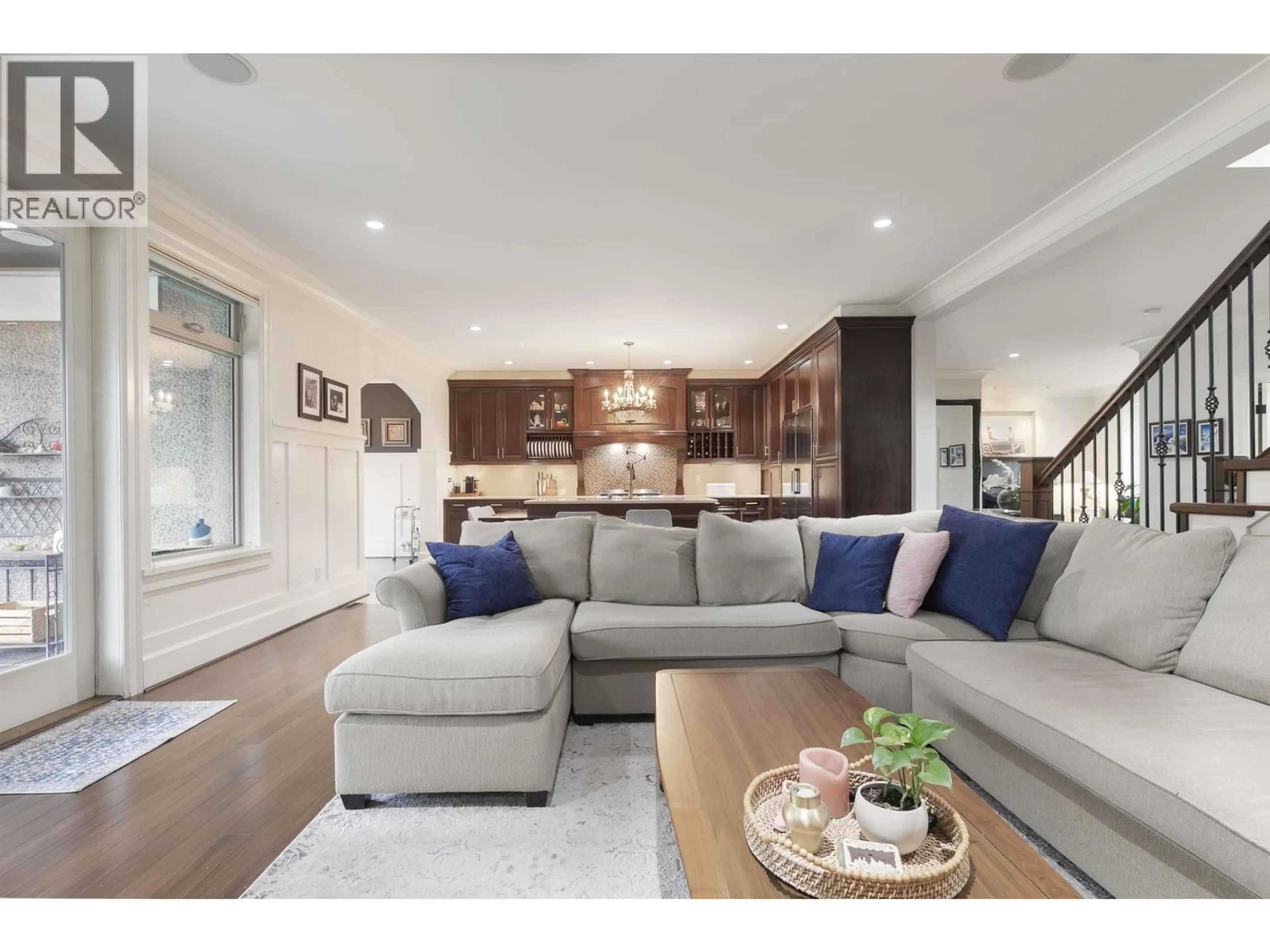 Living room with furniture, unknown for 518 16TH STREET, North Vancouver British Columbia V7L2T6