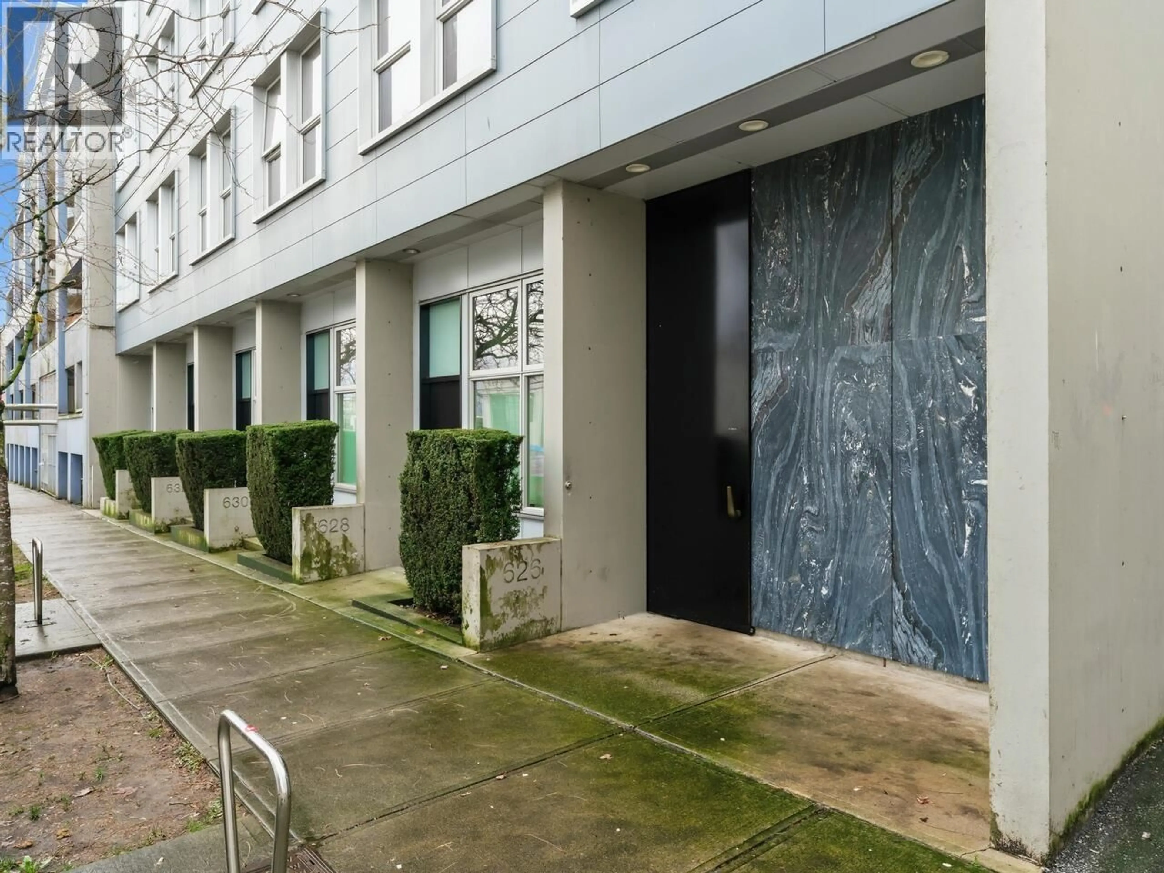 Indoor foyer for 305 - 626 ALEXANDER STREET, Vancouver British Columbia V6A1C9