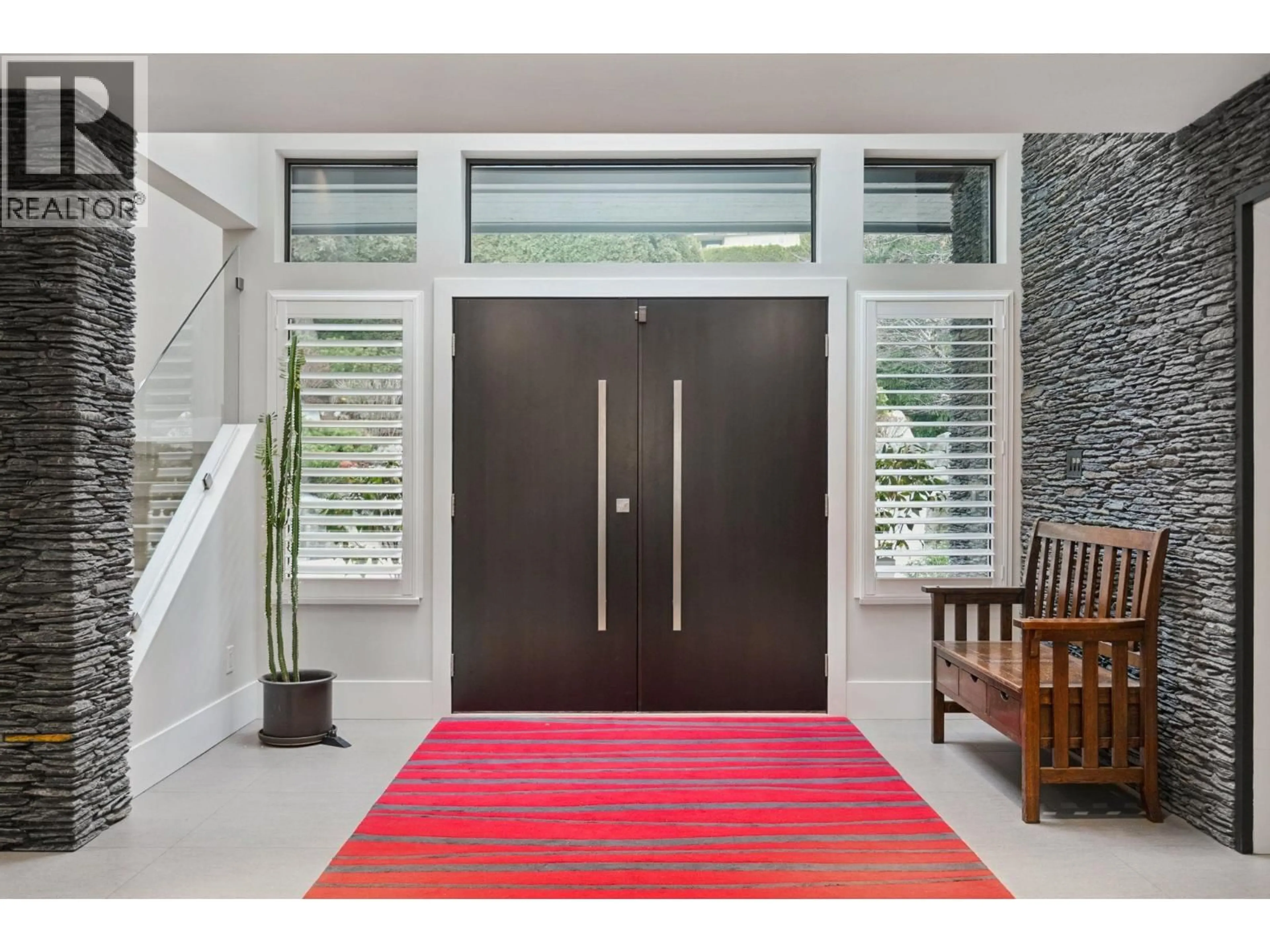 Indoor entryway for 4828 NORTHWOOD PLACE, West Vancouver British Columbia V7S3C4