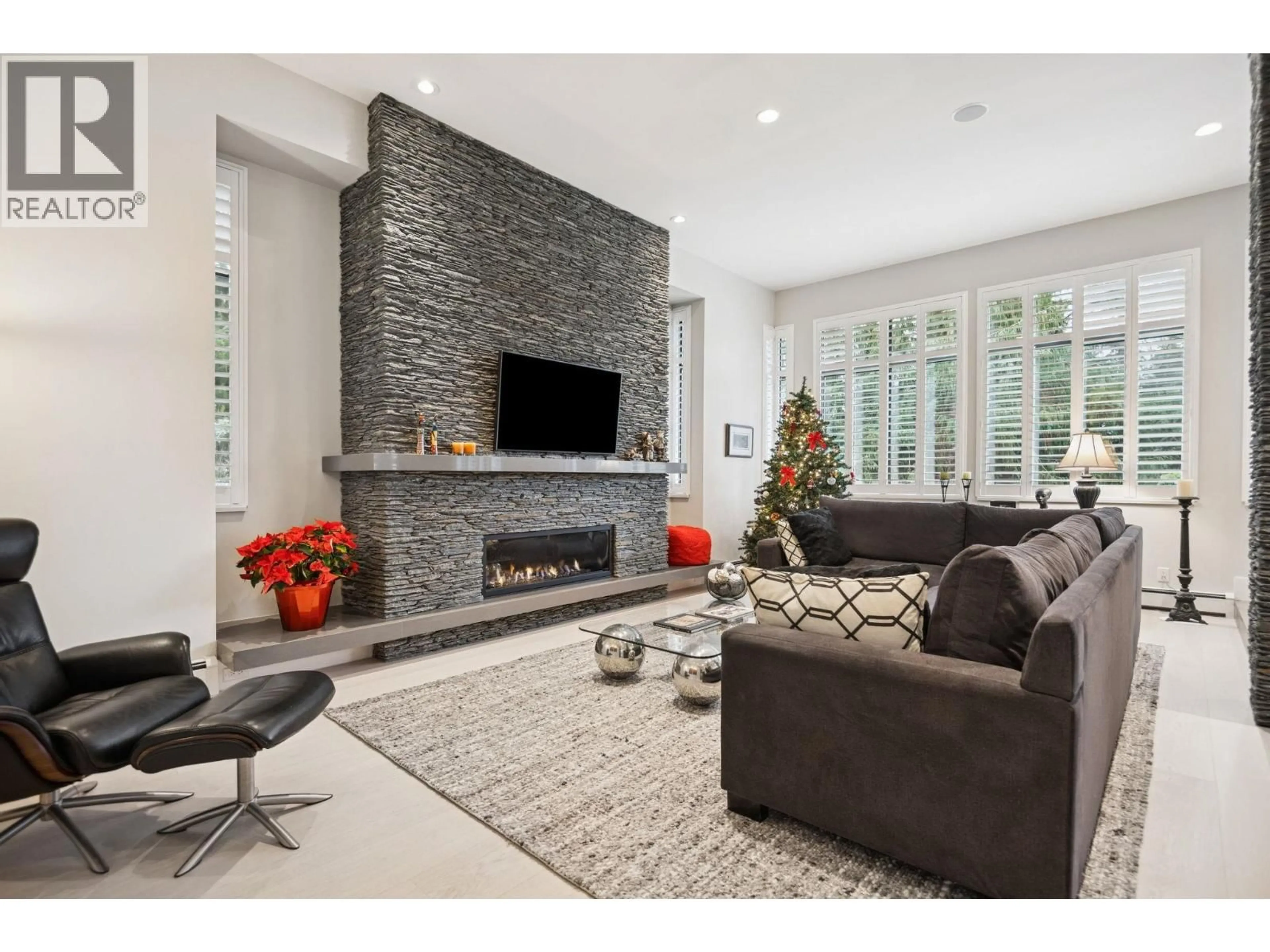 Living room with furniture, unknown for 4828 NORTHWOOD PLACE, West Vancouver British Columbia V7S3C4