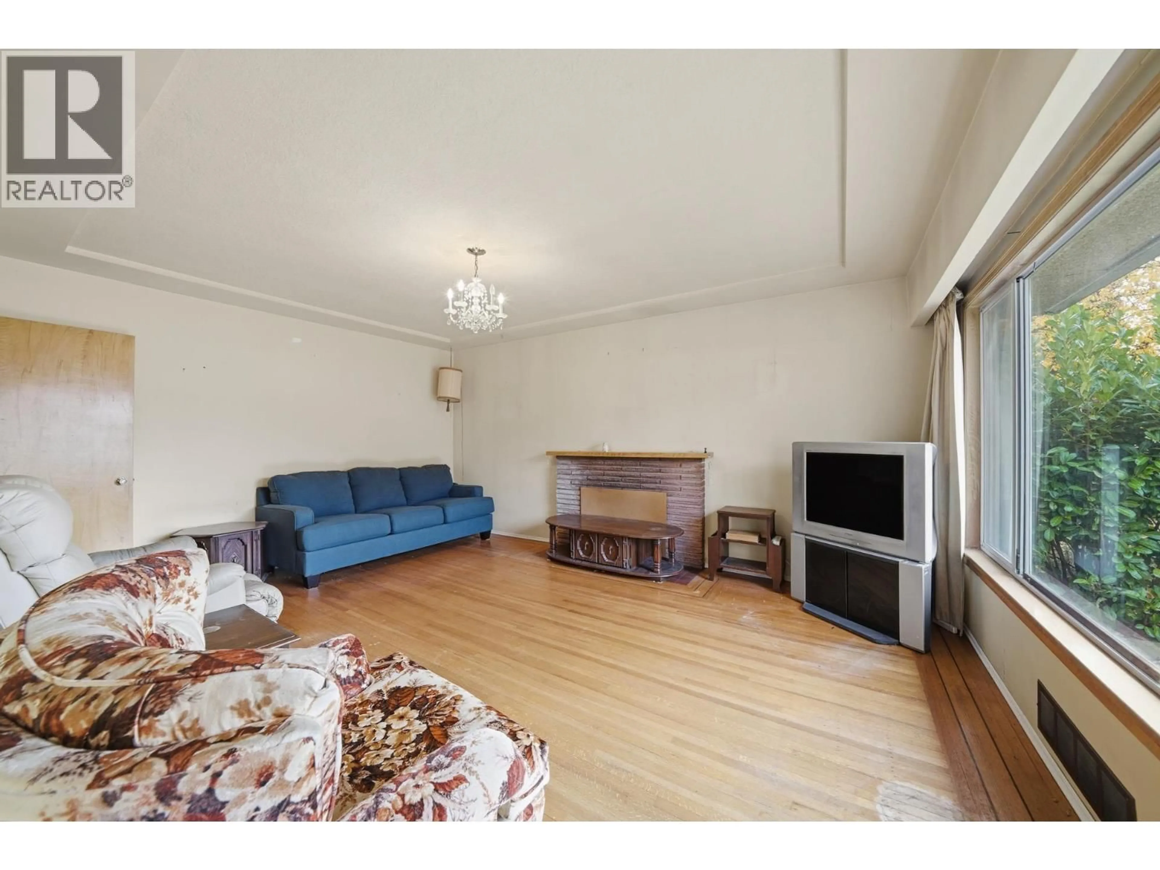 Living room with furniture, wood/laminate floor for 5878 ARGYLE, Vancouver British Columbia V5P3J7