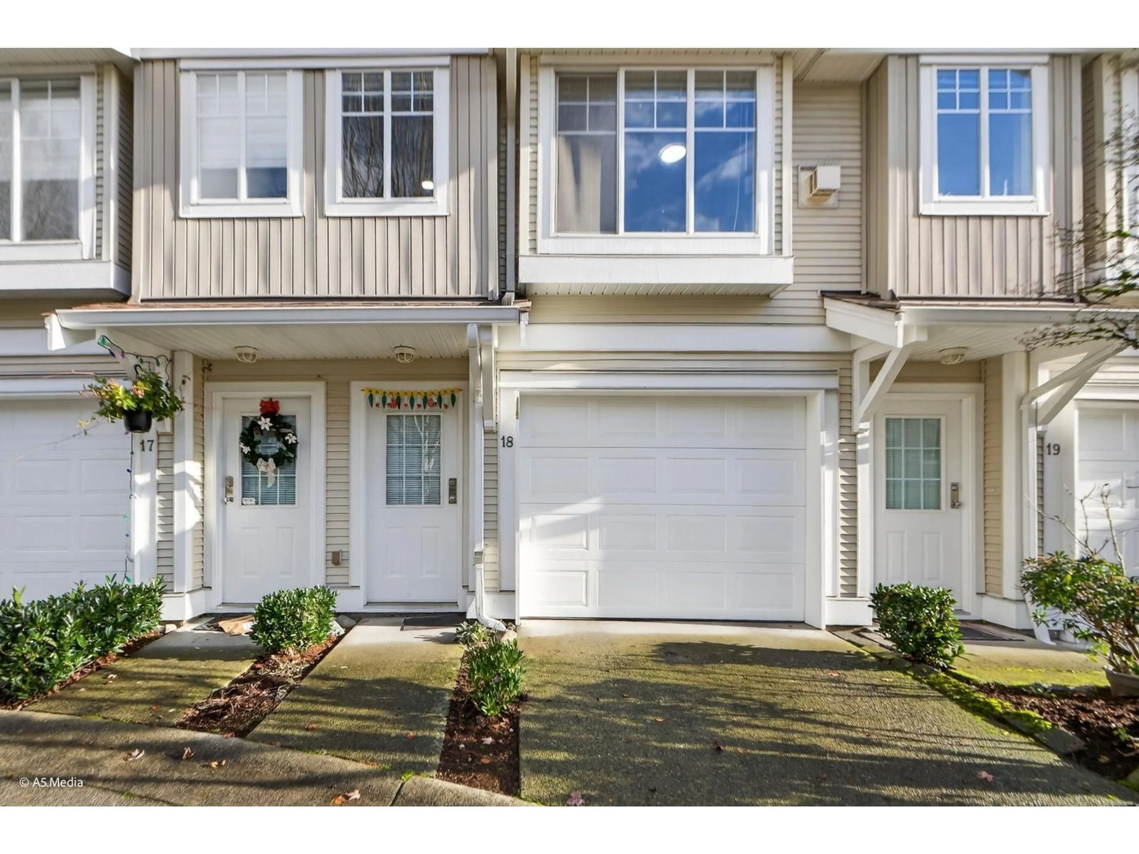 Home with vinyl exterior material, street for 18 - 12110 75A AVENUE, Surrey British Columbia V3W1M1