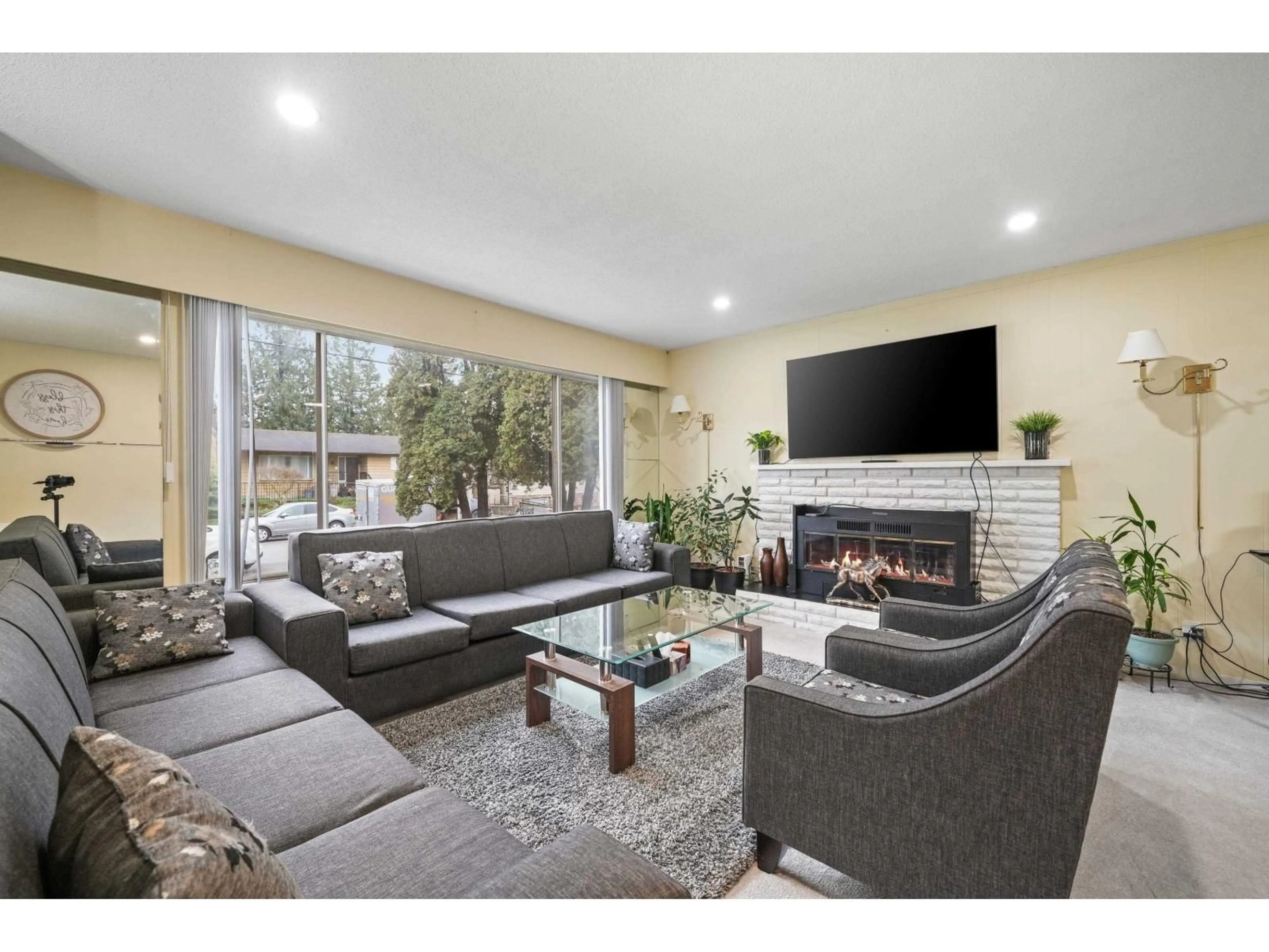 Living room with furniture, unknown for 11735 94A AVENUE, Delta British Columbia V4C3S4