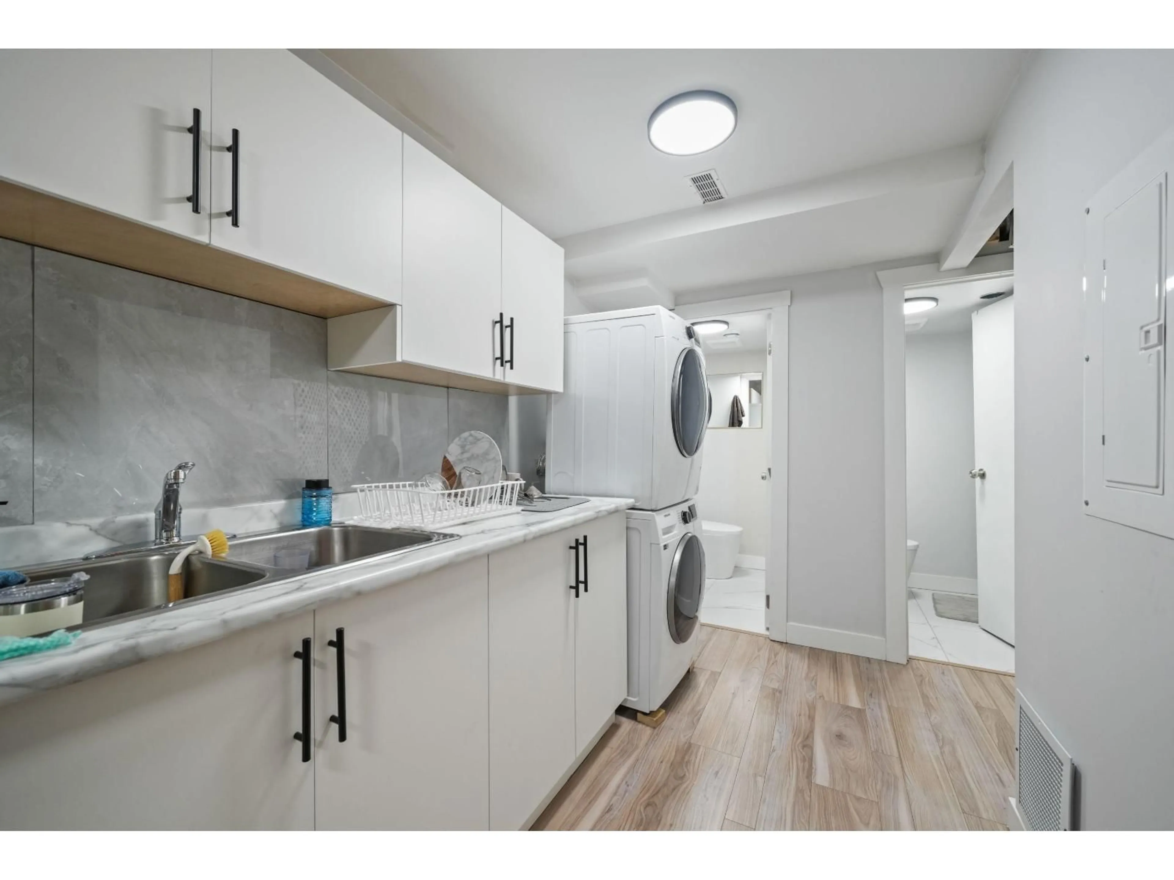 Kitchen with laundary machines, unknown for 11735 94A AVENUE, Delta British Columbia V4C3S4