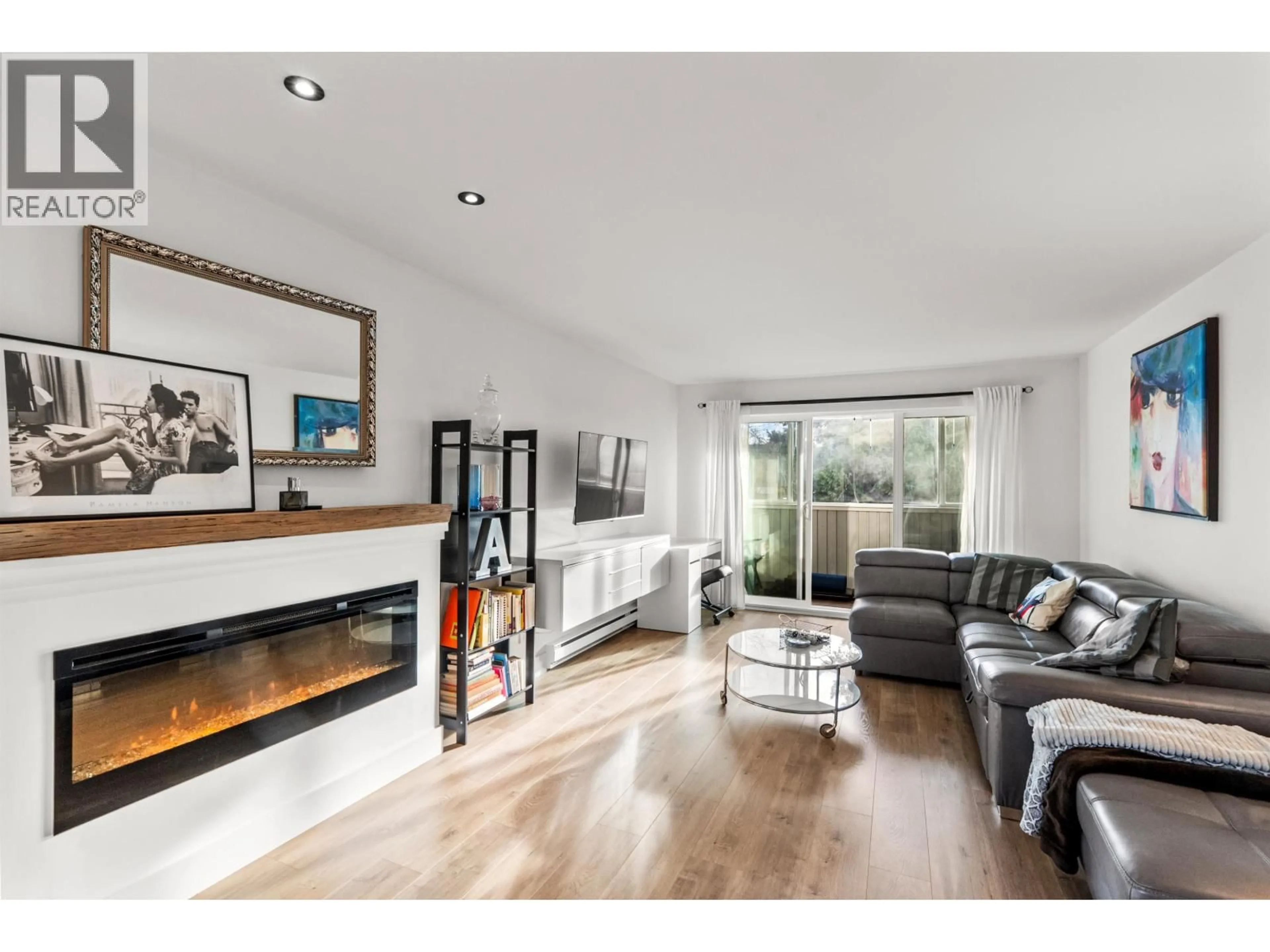 Living room with furniture, wood/laminate floor for 204 - 5553 16 AVENUE, Tsawwassen British Columbia V4M2H7