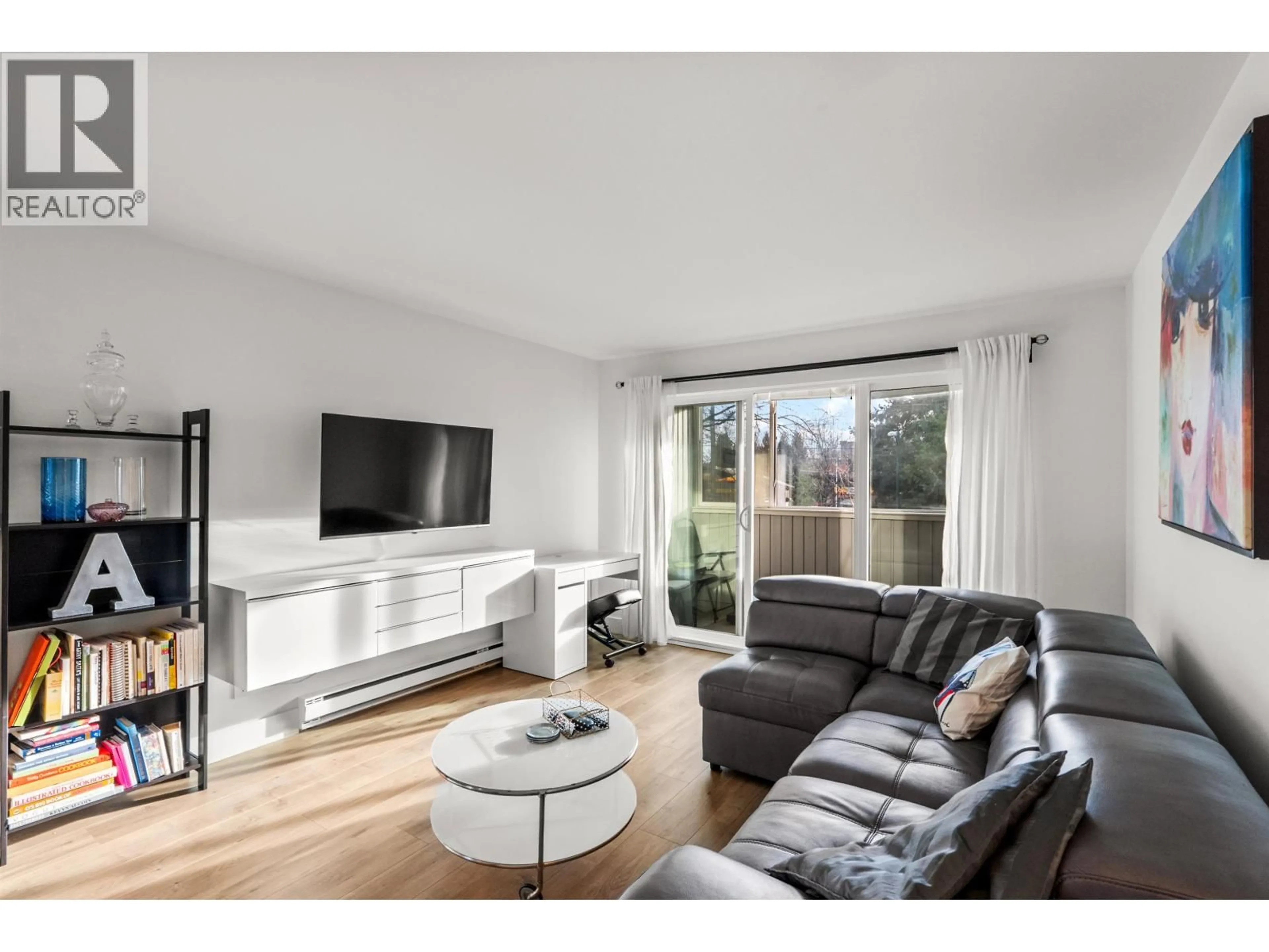 Living room with furniture, wood/laminate floor for 204 - 5553 16 AVENUE, Tsawwassen British Columbia V4M2H7