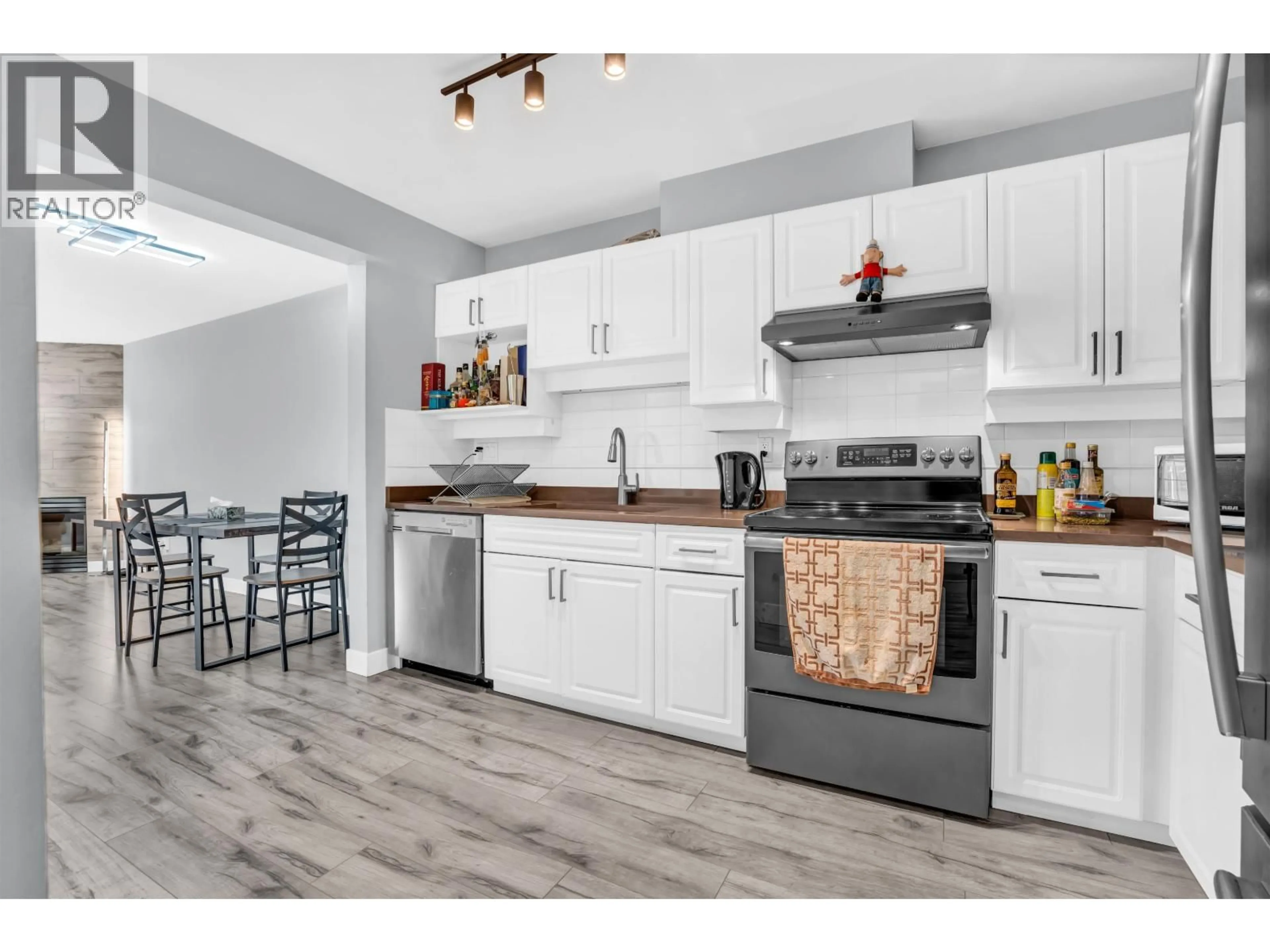 Open concept kitchen, wood/laminate floor for 301 - 1655 GRANT AVENUE, Port Coquitlam British Columbia V3B7V1