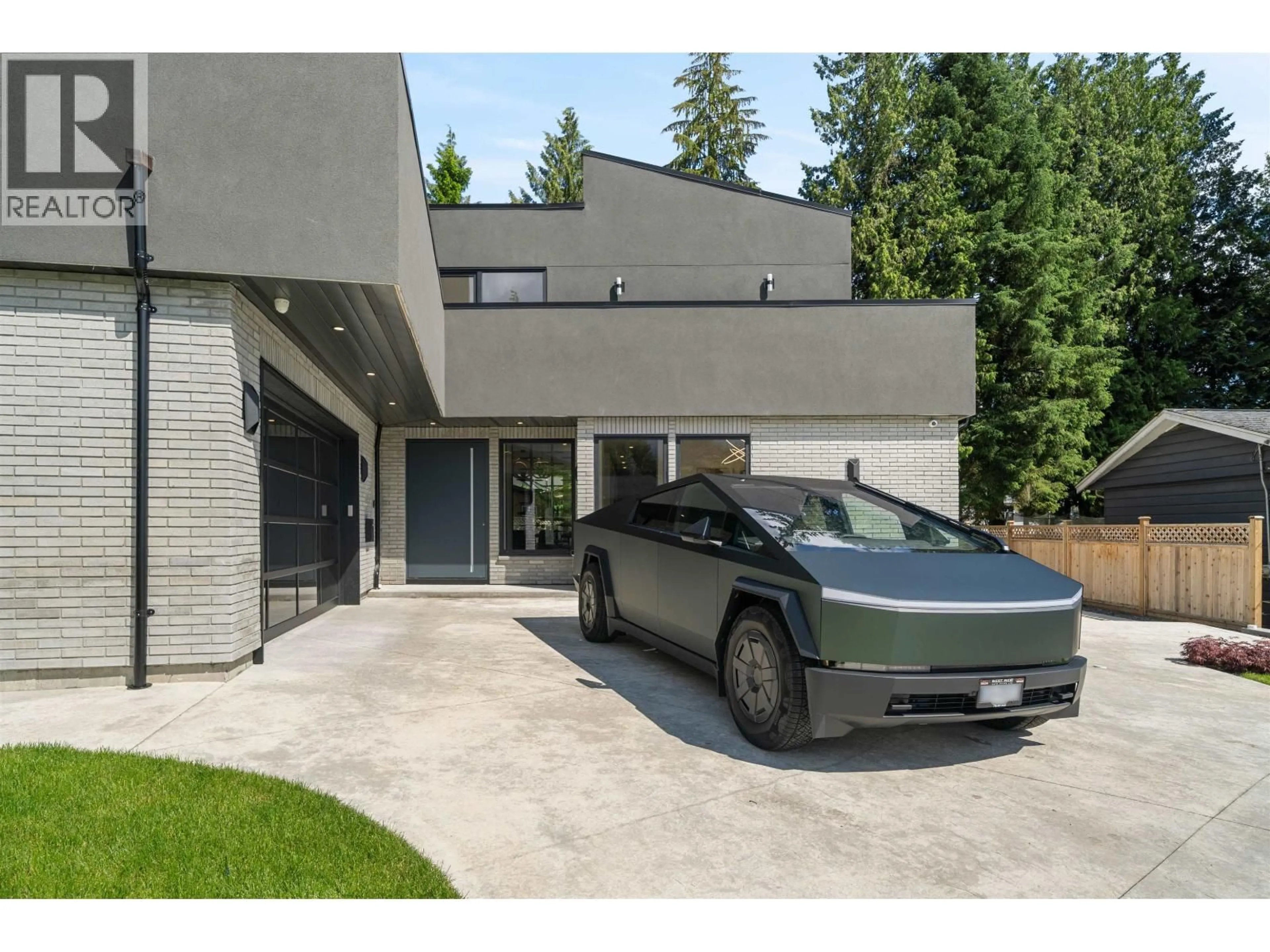 Indoor garage for 687 POPLAR STREET, Coquitlam British Columbia V3J3K7