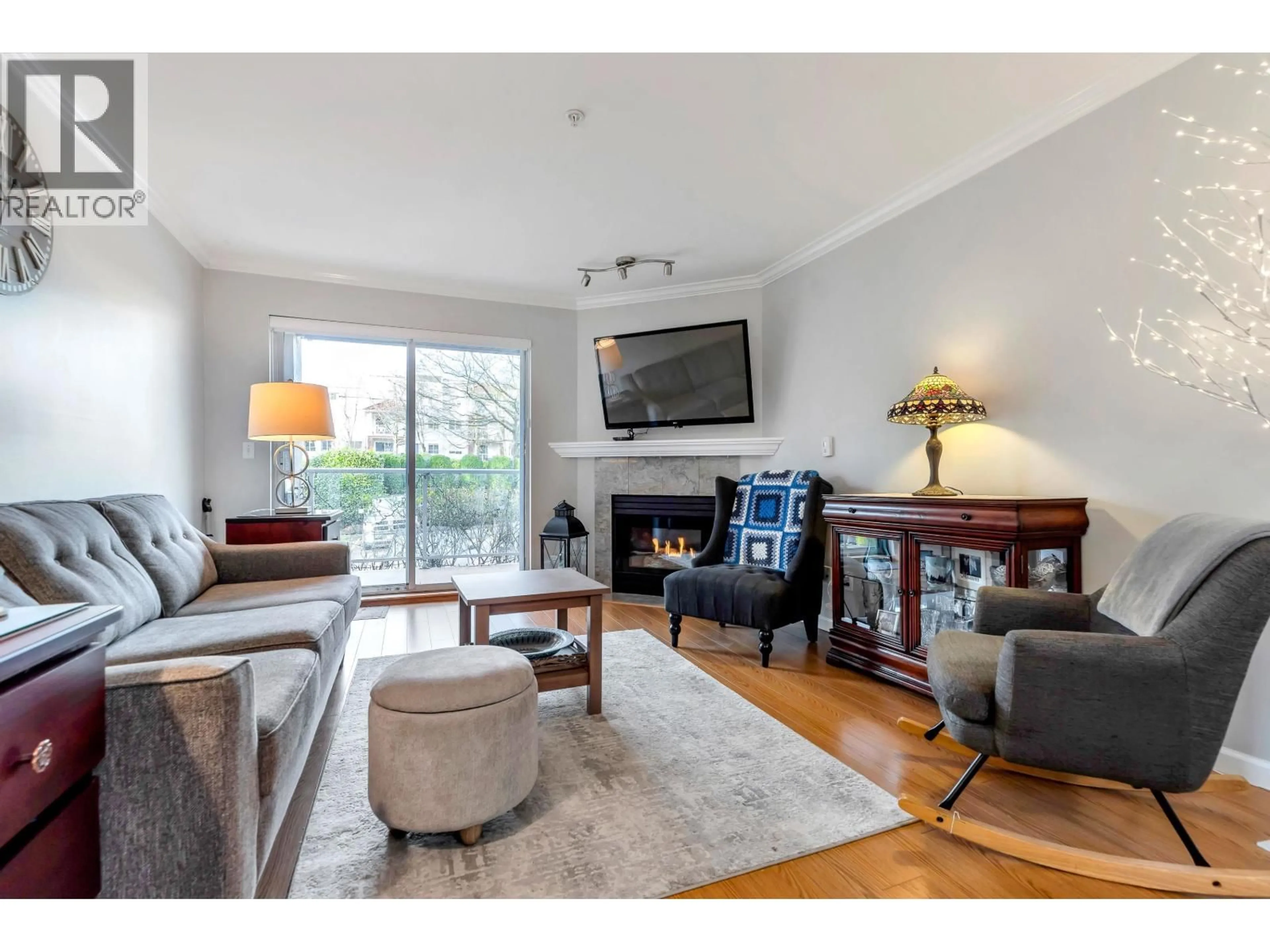 Living room with furniture, wood/laminate floor for 102 - 4758 53 STREET, Delta British Columbia V4K2Z1