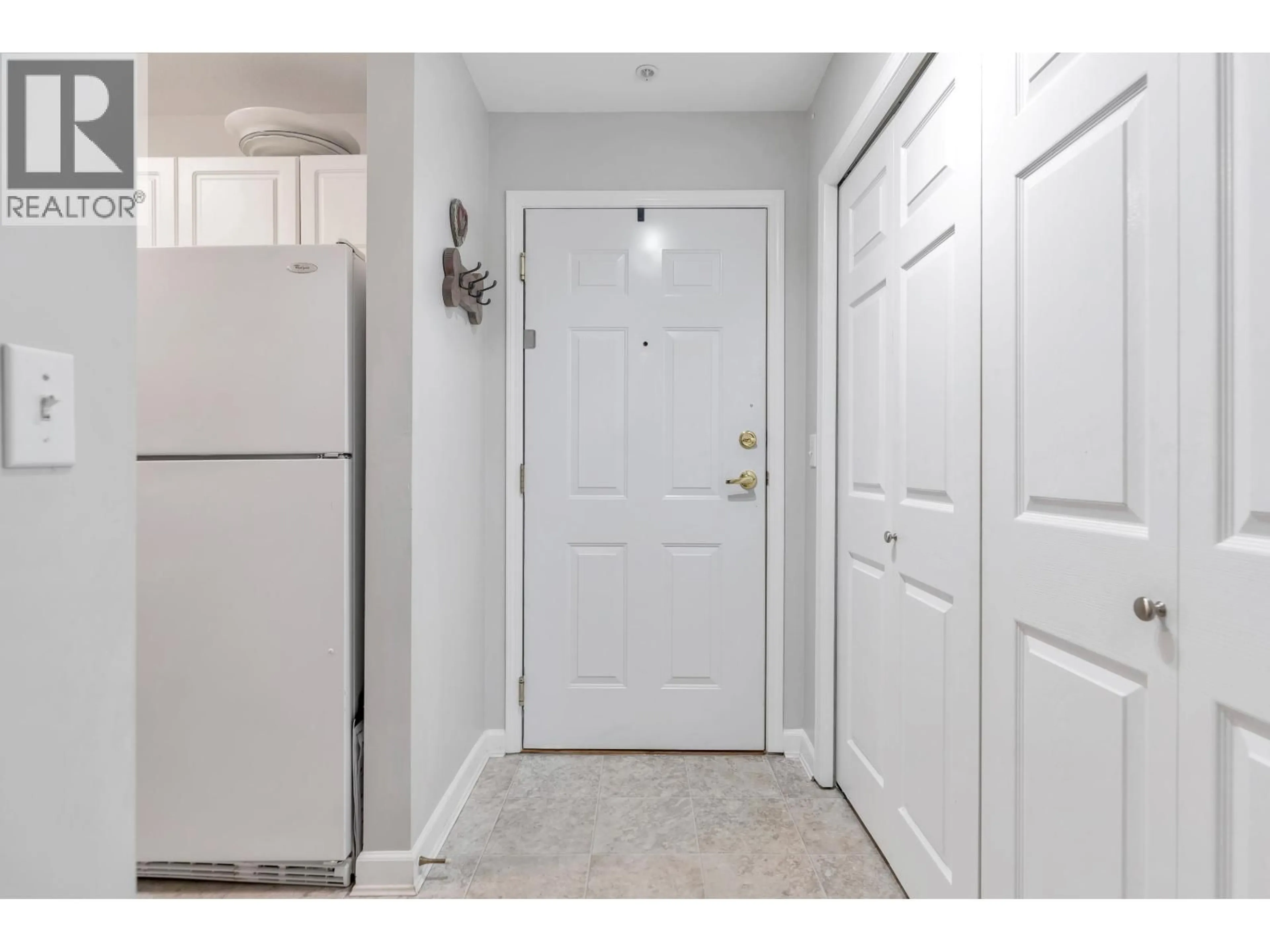 Indoor entryway for 102 - 4758 53 STREET, Delta British Columbia V4K2Z1