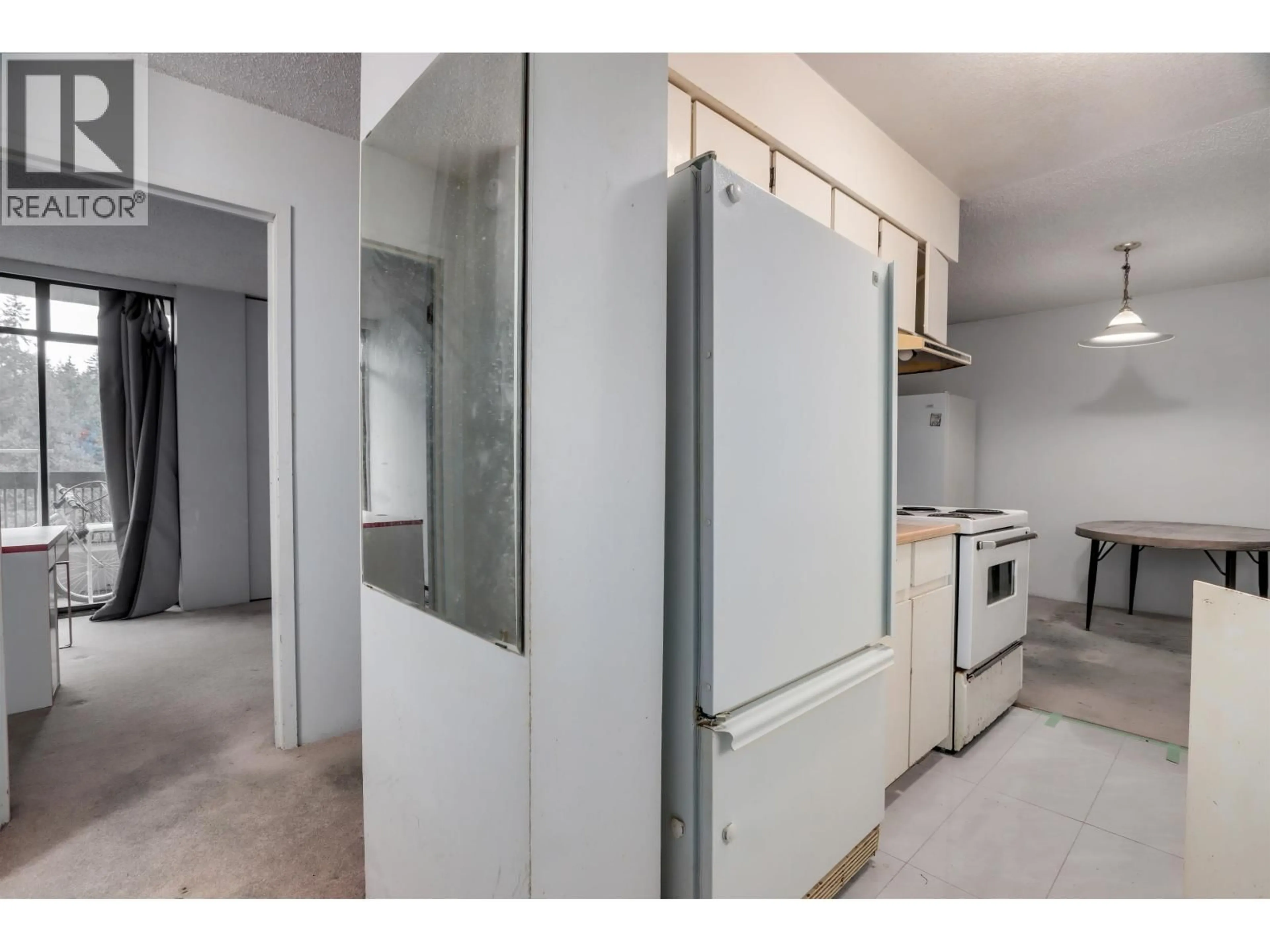 Standard kitchen, unknown for 904 - 5932 PATTERSON AVENUE, Burnaby British Columbia V5H4B4