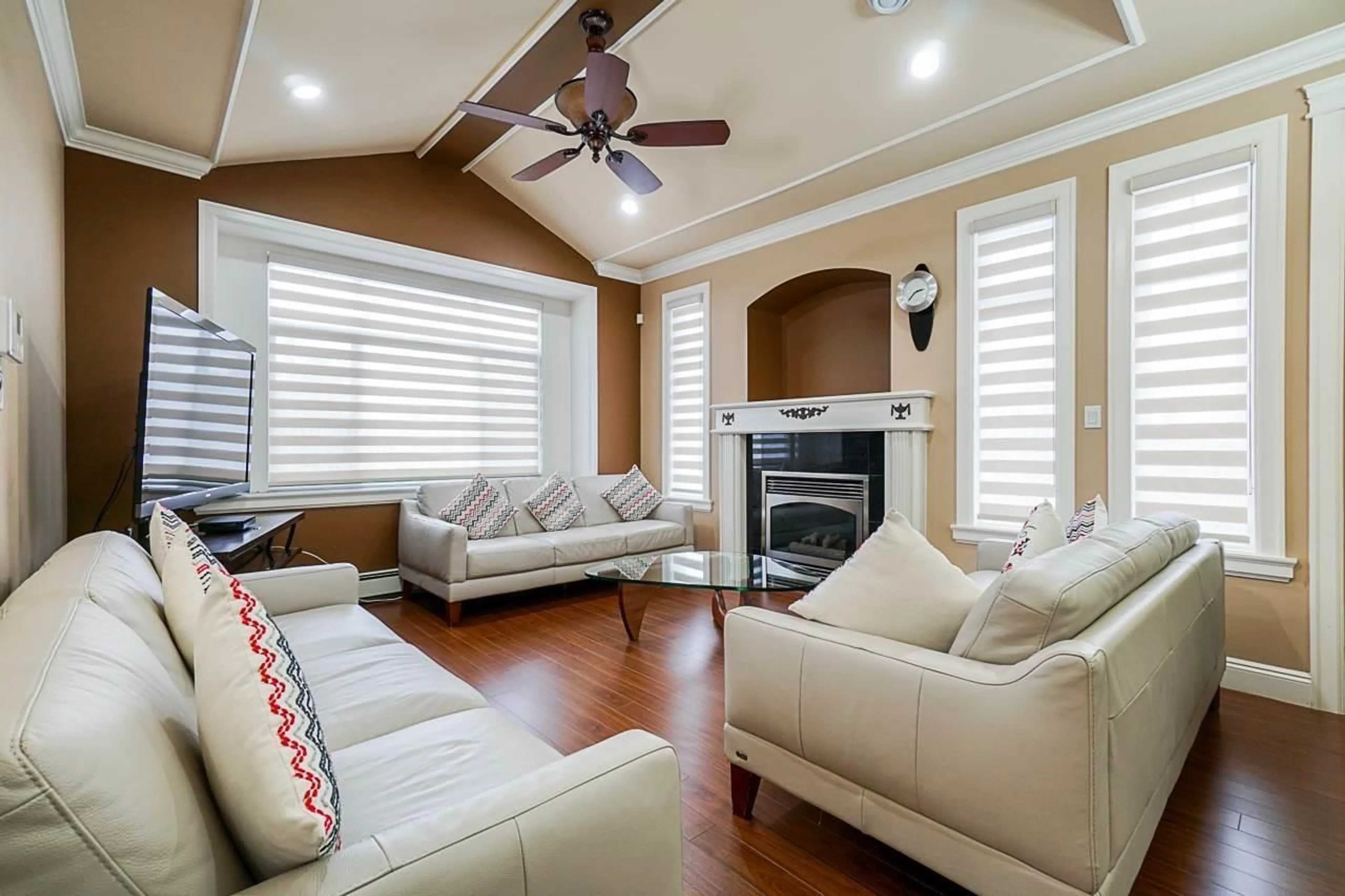 Living room with furniture, unknown for 15588 92 AVENUE, Surrey British Columbia V3R5W1