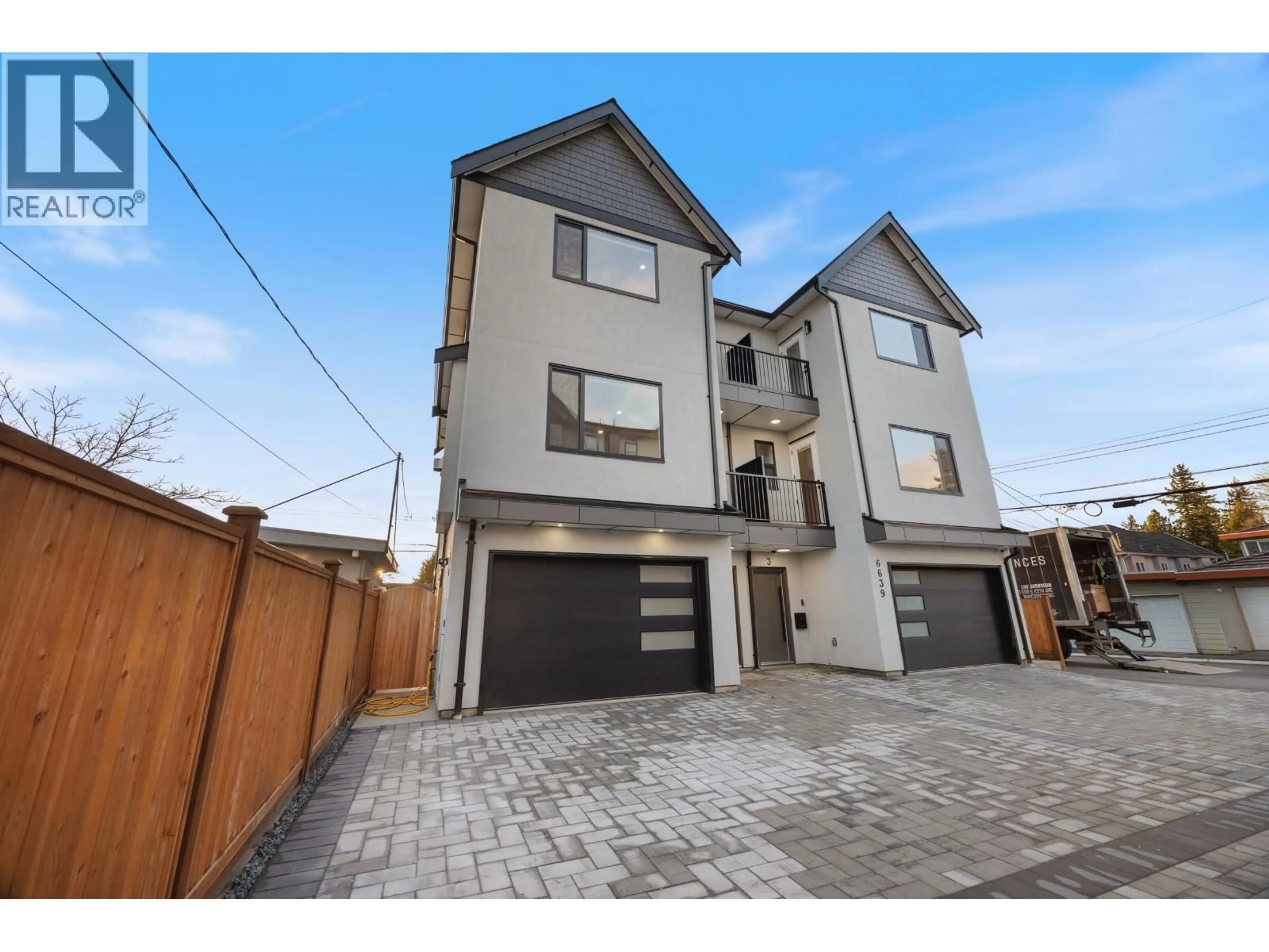 A pic from outside/outdoor area/front of a property/back of a property/a pic from drone, street for 4 - 6639 ACACIA AVENUE, Burnaby British Columbia V5E3J8