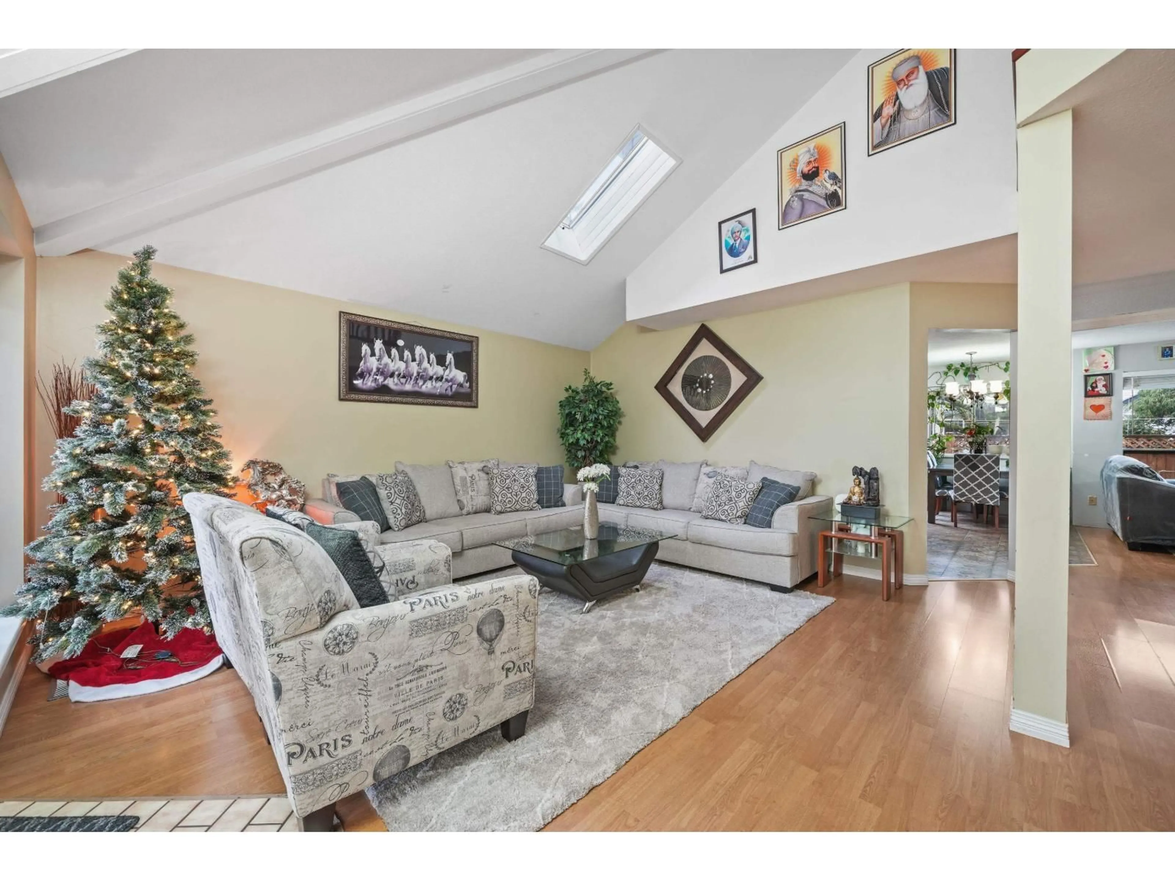 Living room with furniture, wood/laminate floor for 6691 129 STREET, Surrey British Columbia V3W8Y1