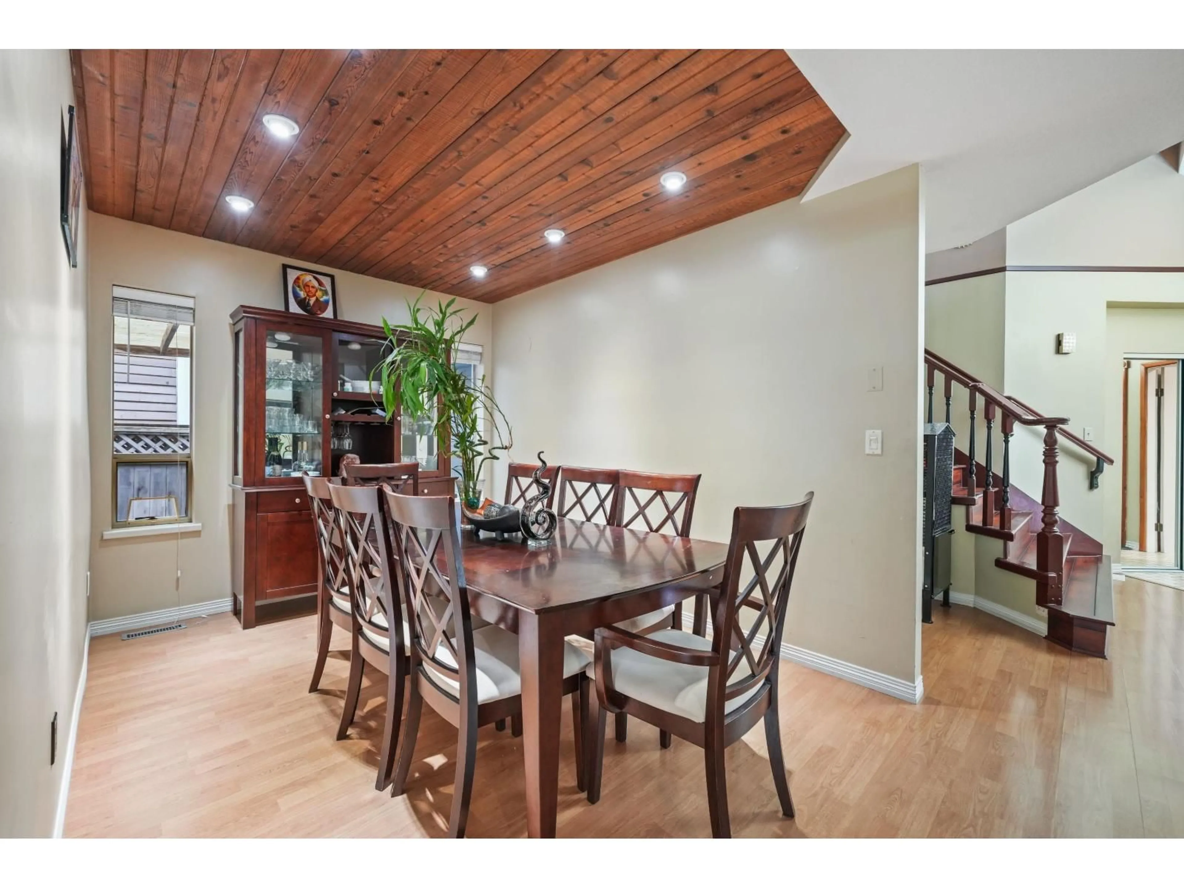 Dining room, wood/laminate floor for 6691 129 STREET, Surrey British Columbia V3W8Y1