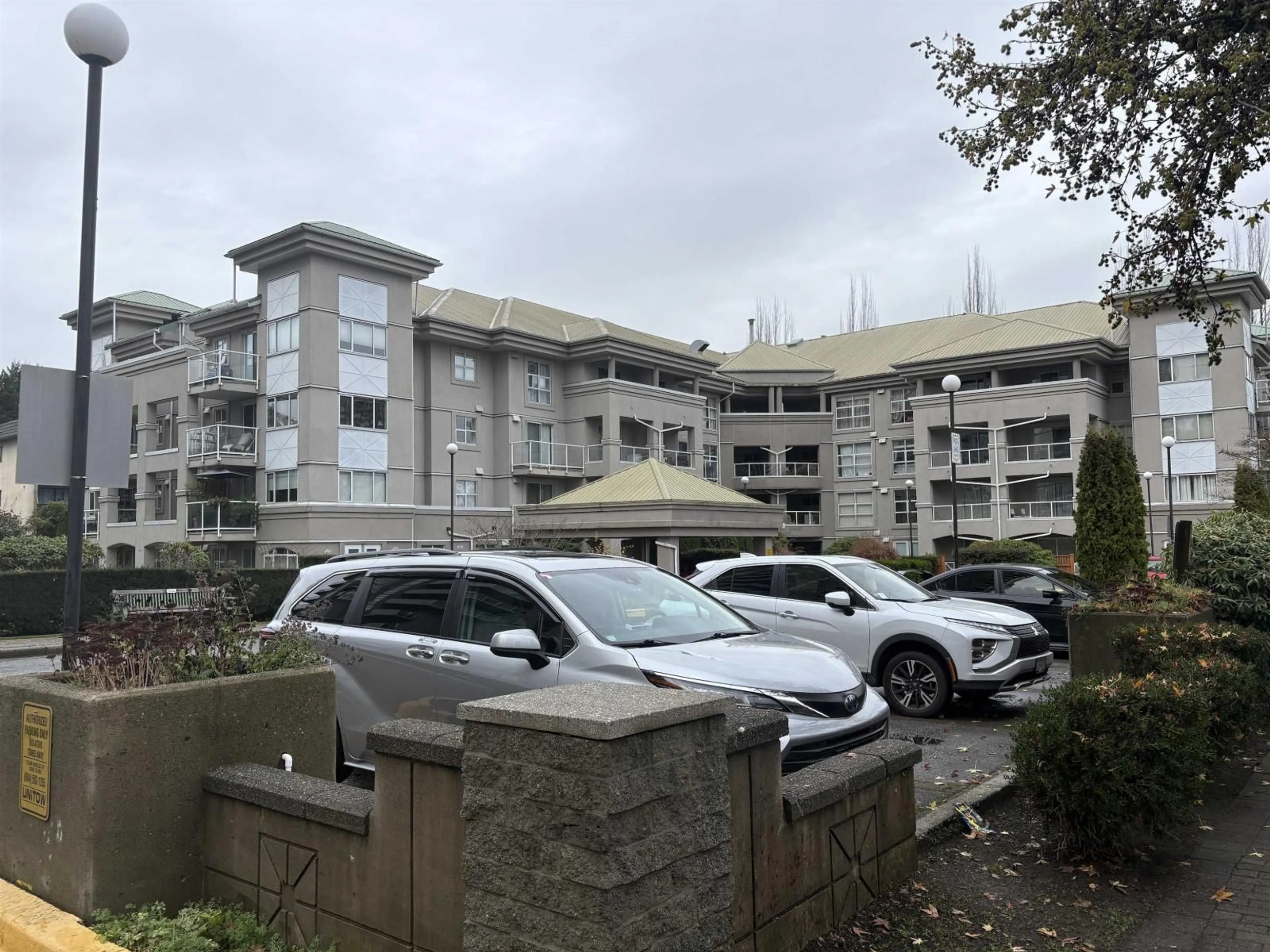 A pic from outside/outdoor area/front of a property/back of a property/a pic from drone, unknown for 102 - 10533 UNIVERSITY DRIVE, Surrey British Columbia V3T5T7