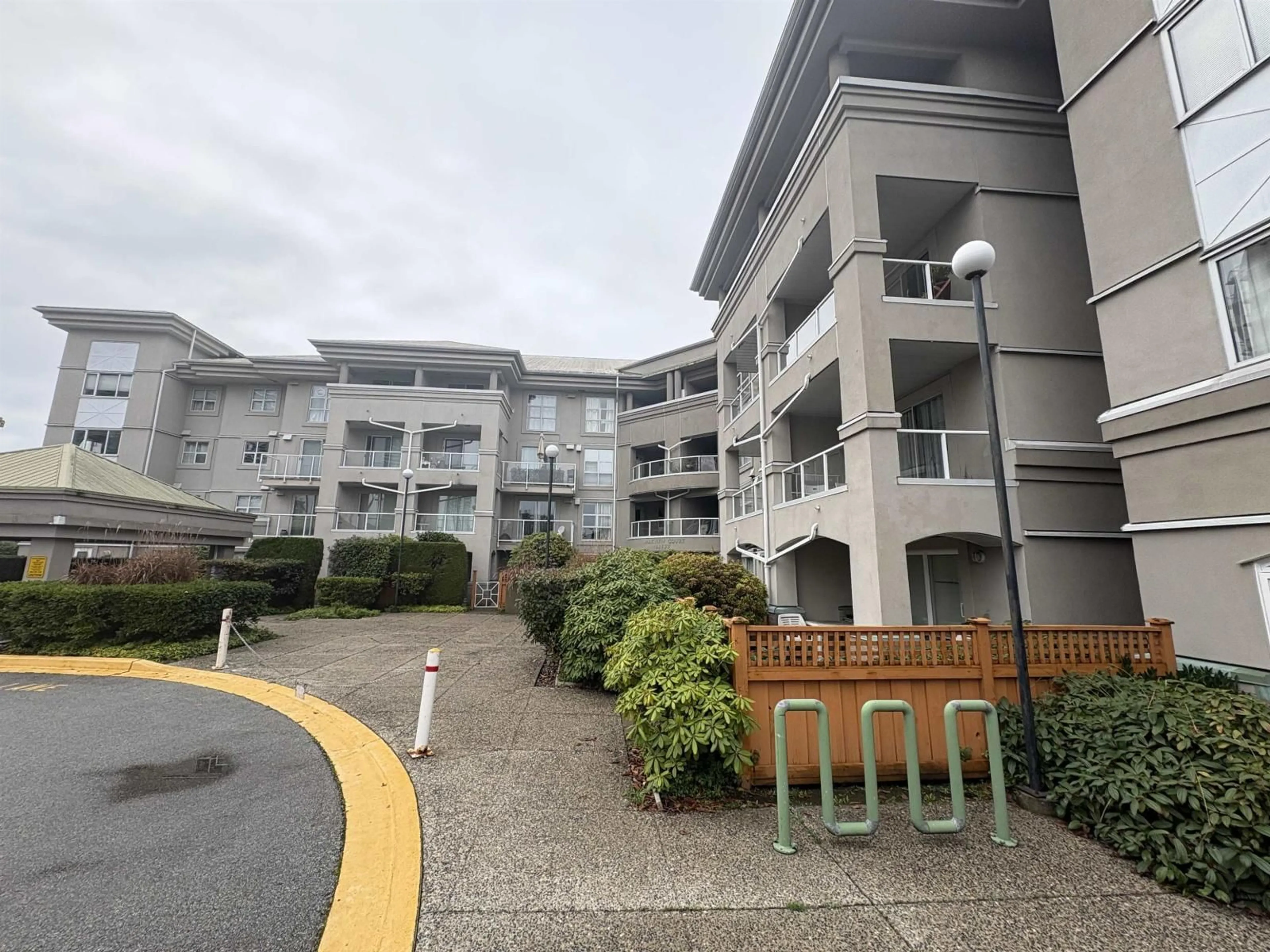 A pic from outside/outdoor area/front of a property/back of a property/a pic from drone, unknown for 102 - 10533 UNIVERSITY DRIVE, Surrey British Columbia V3T5T7