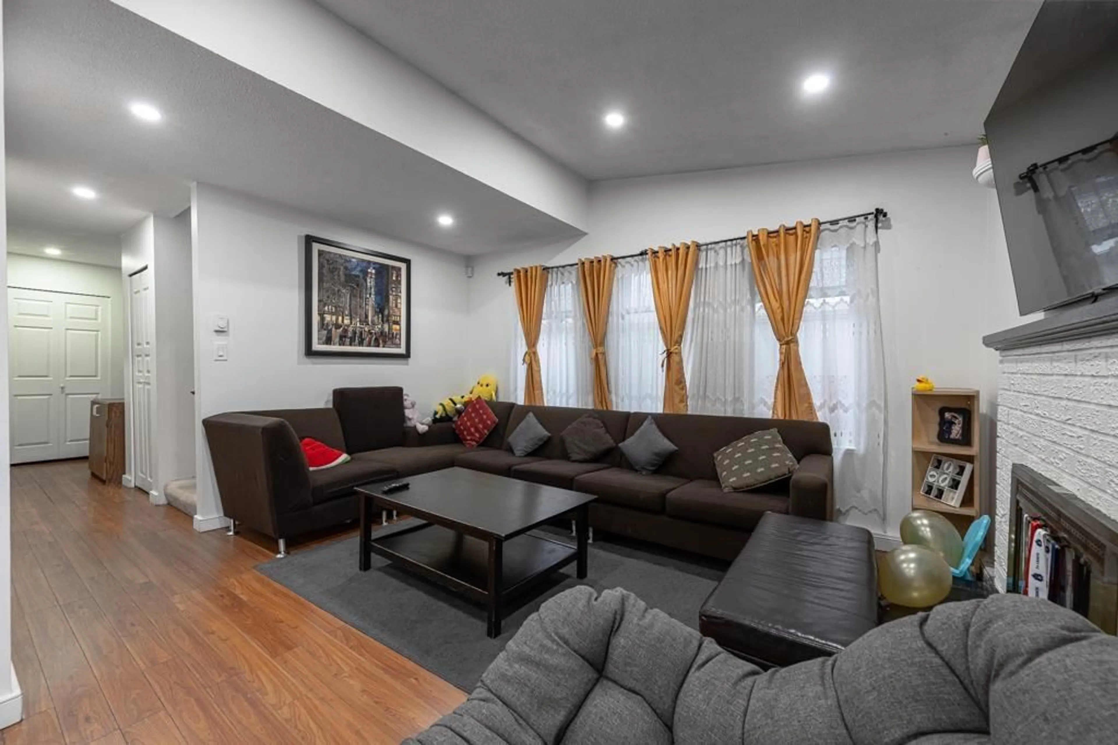 Living room with furniture, unknown for 7366 128A STREET, Surrey British Columbia V3W7G9