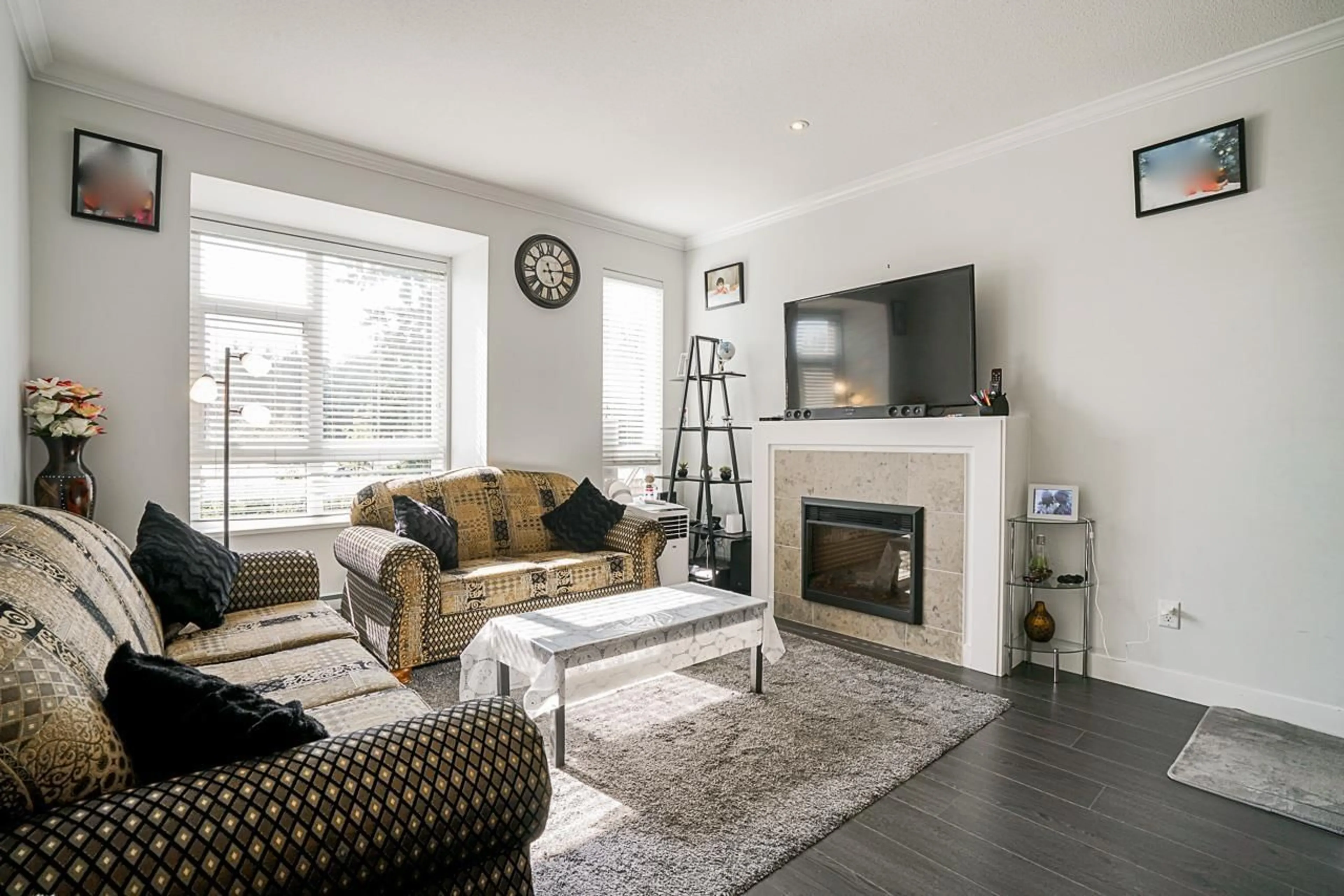 Living room with furniture, wood/laminate floor for 129 - 5888 144 STREET, Surrey British Columbia V3X0G8