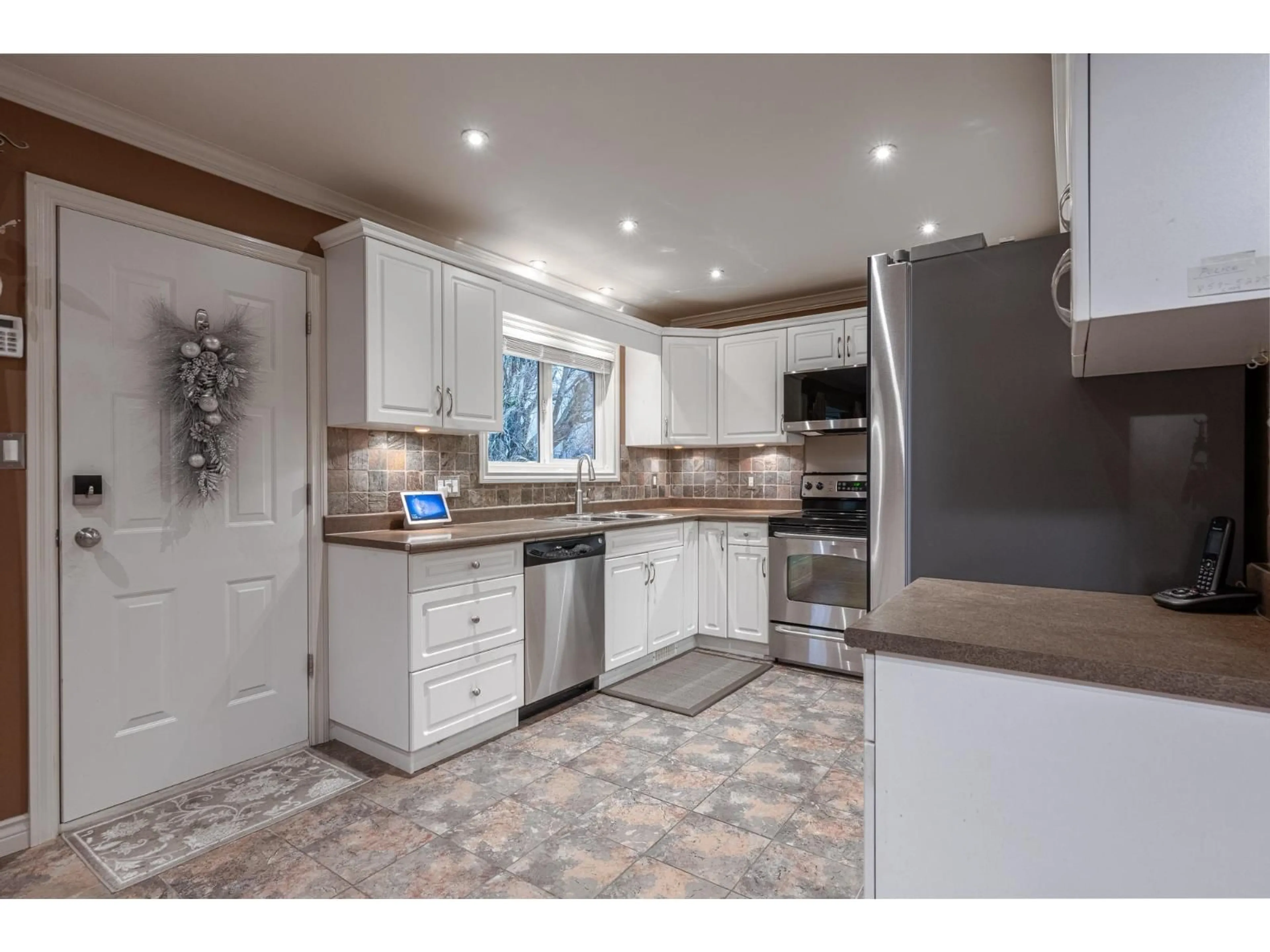 Open concept kitchen, ceramic/tile floor for 34047 MCCRIMMON DRIVE, Abbotsford British Columbia V2S2V6