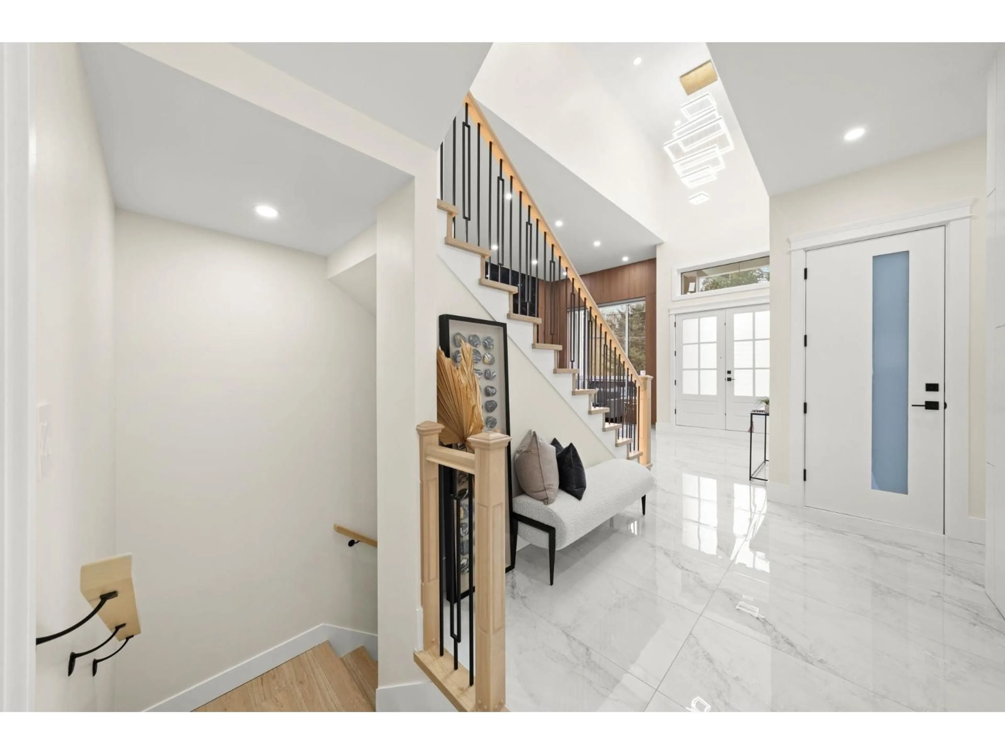 Indoor entryway for 33995 WALNUT AVENUE, Abbotsford British Columbia V2S2S6