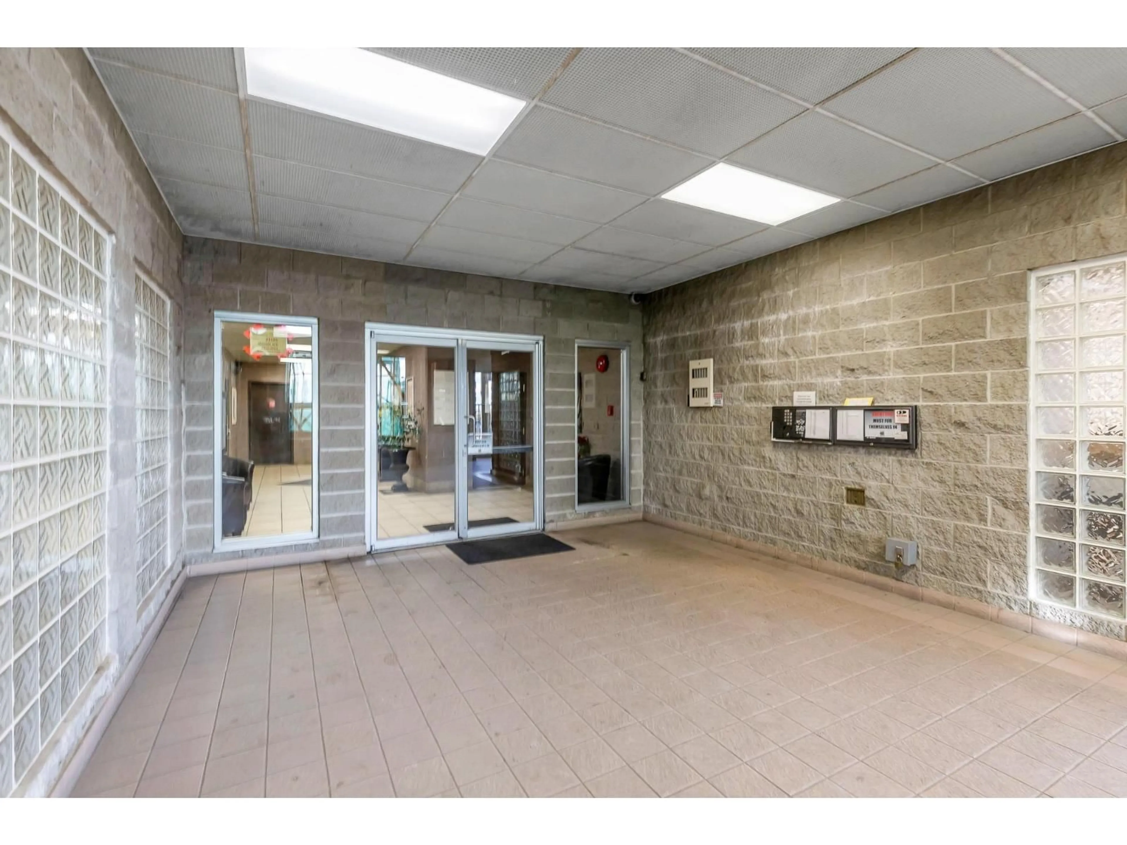 Indoor foyer for 313 - 33165 2ND AVENUE, Mission British Columbia V2V6T8
