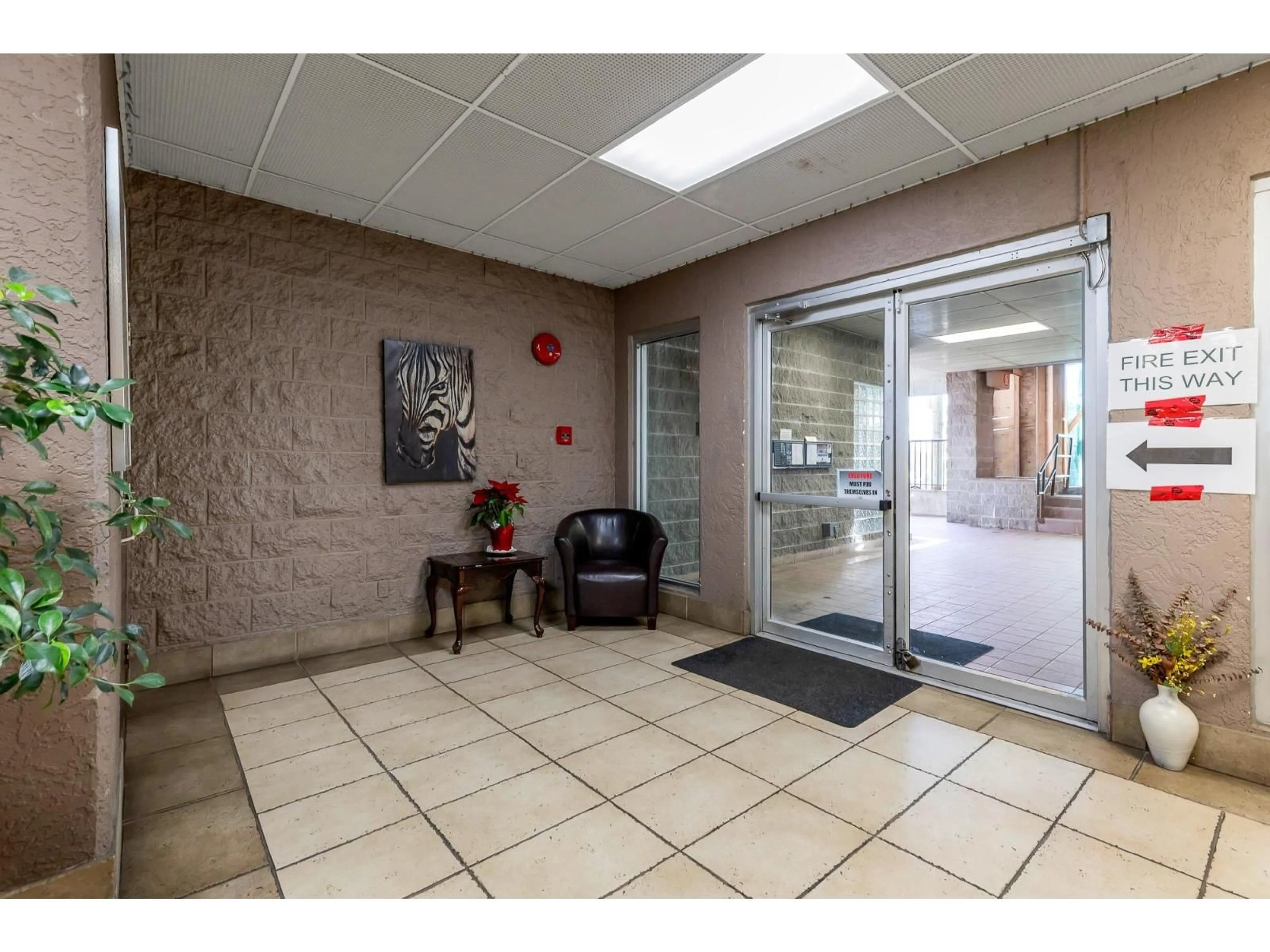 Indoor foyer for 313 - 33165 2ND AVENUE, Mission British Columbia V2V6T8