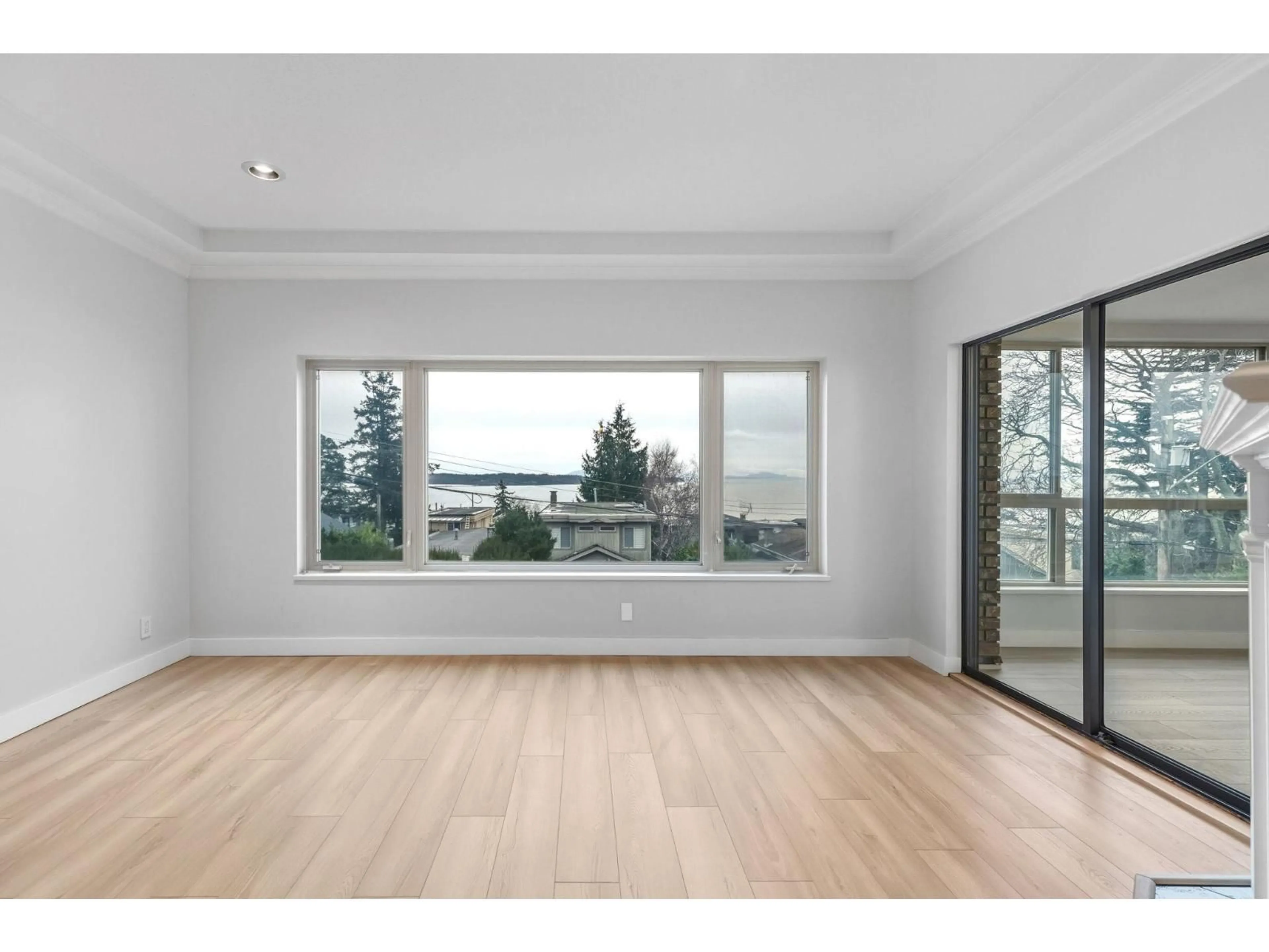 A pic of a room for 204 - 15176 BUENA VISTA AVENUE, White Rock British Columbia V4B1Y3