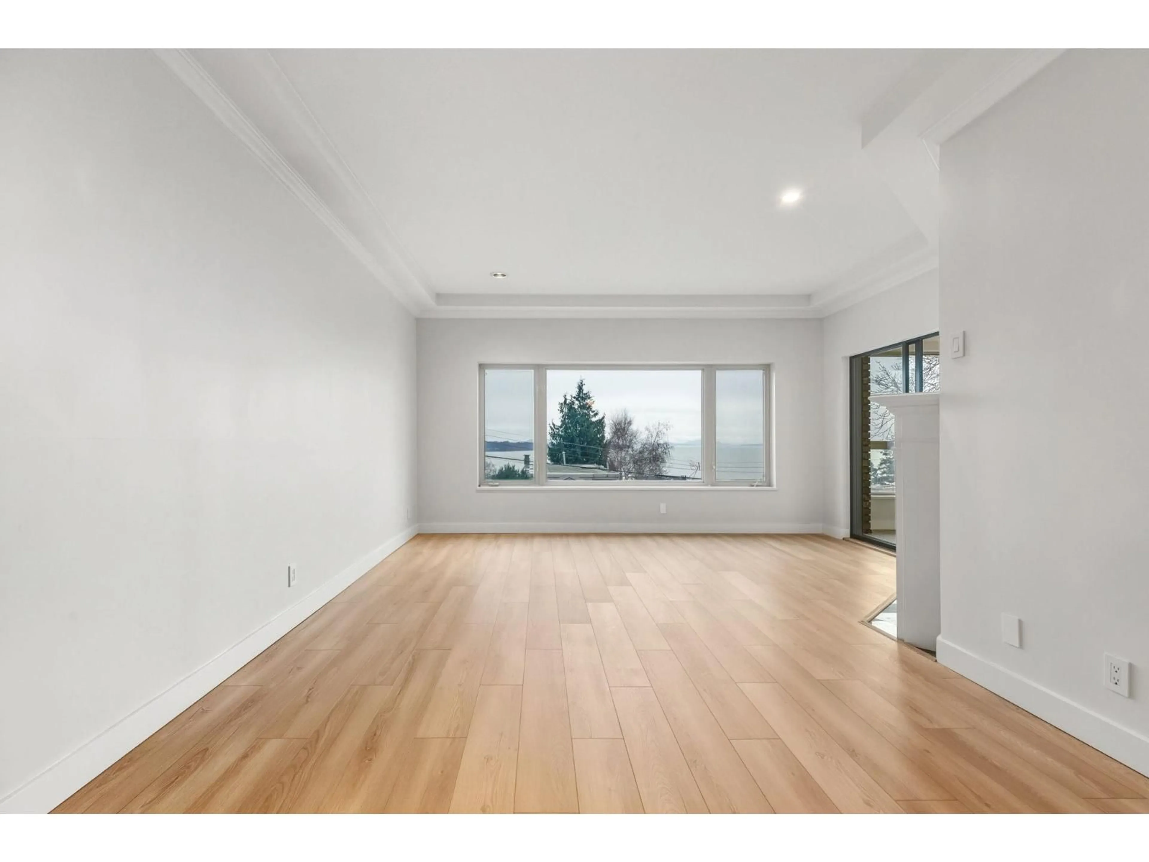 A pic of a room for 204 - 15176 BUENA VISTA AVENUE, White Rock British Columbia V4B1Y3