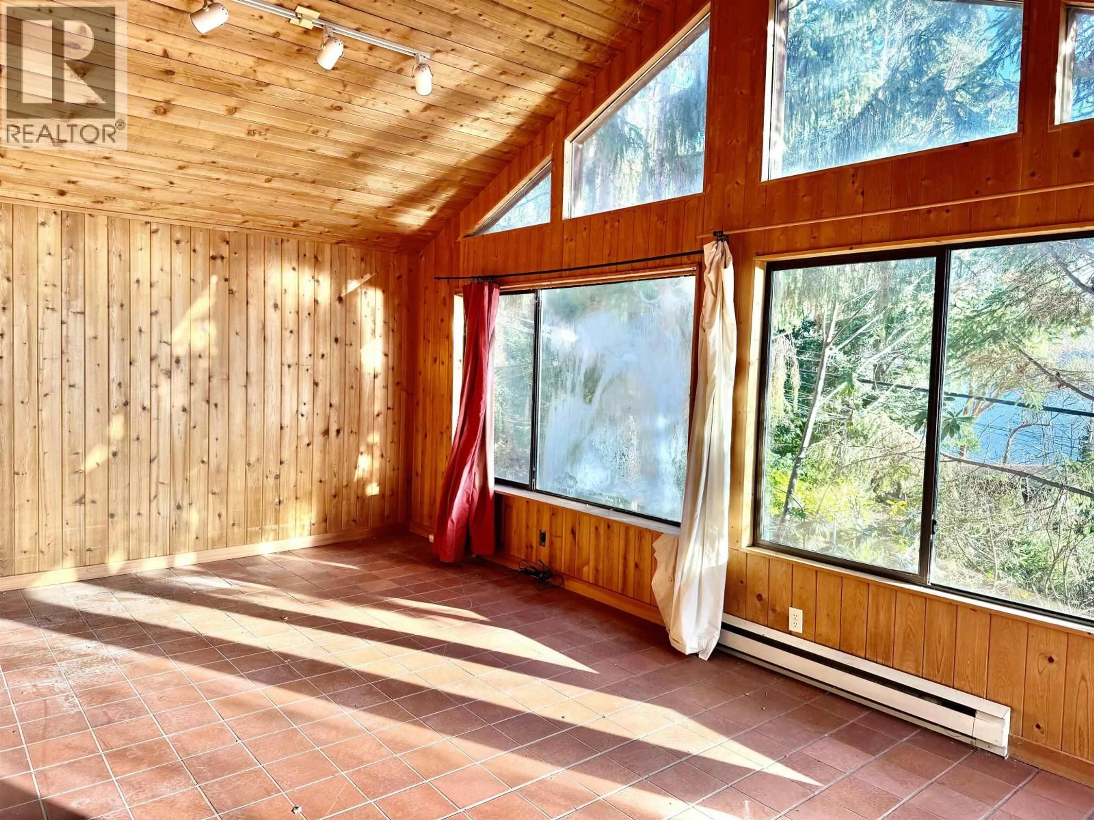 Indoor foyer for 619 MARINE DRIVE, Gibsons British Columbia V0N1V1