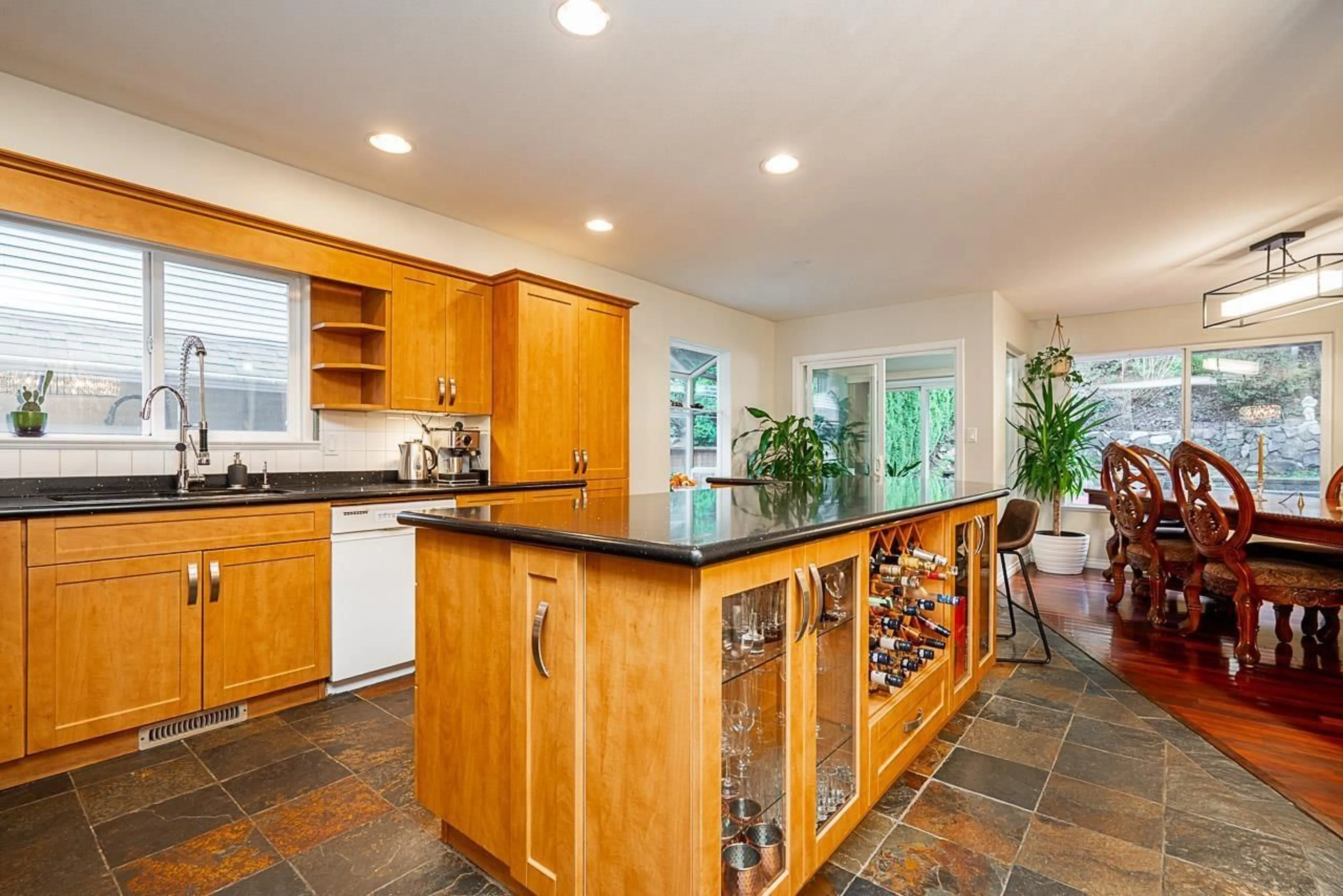 Open concept kitchen, ceramic/tile floor for 122 - 43995 CHILLIWACK MOUNTAIN ROAD, Chilliwack British Columbia V2R5M1