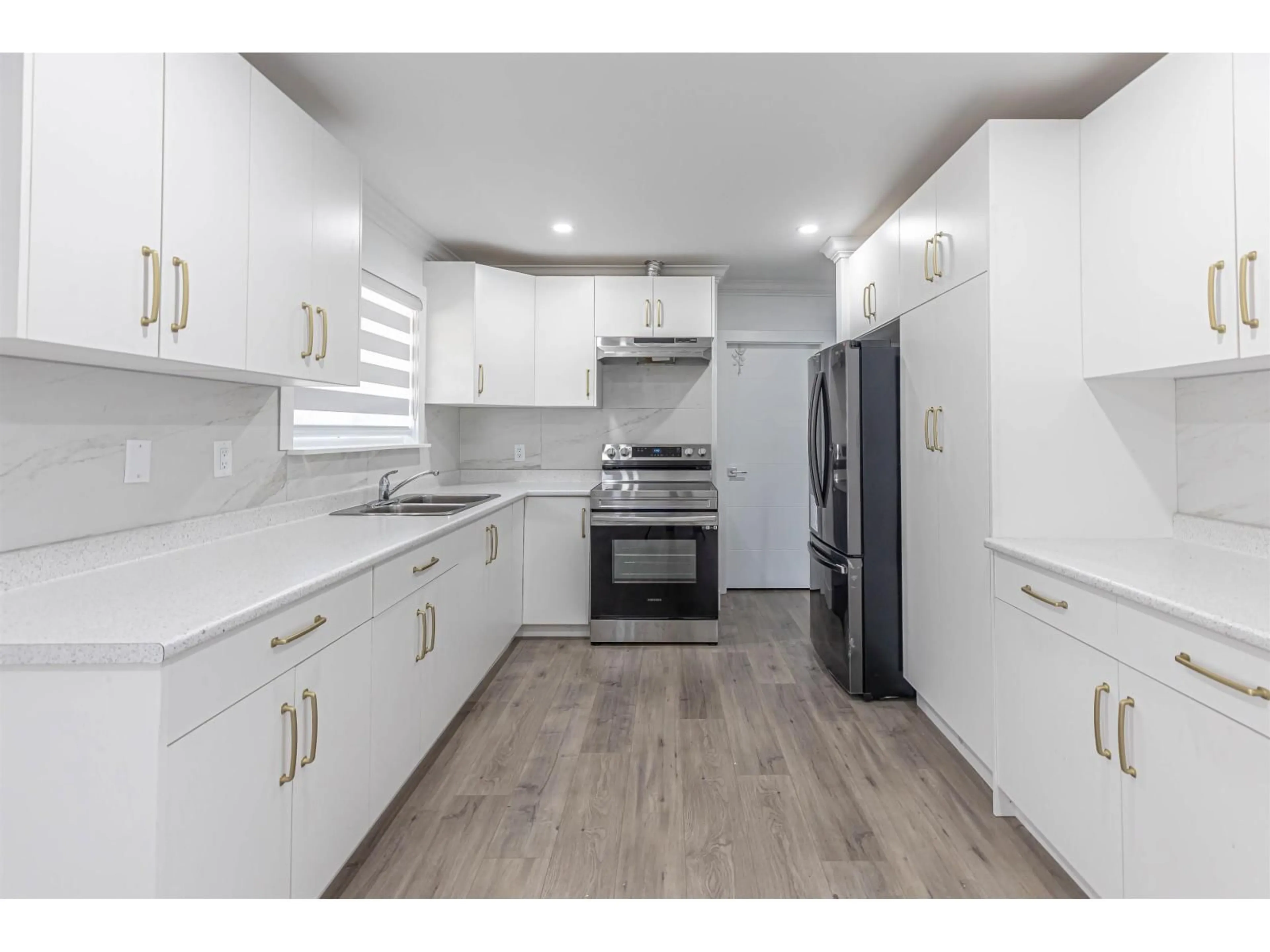 Open concept kitchen, unknown for 16373 15 AVENUE, Surrey British Columbia V4A1L4