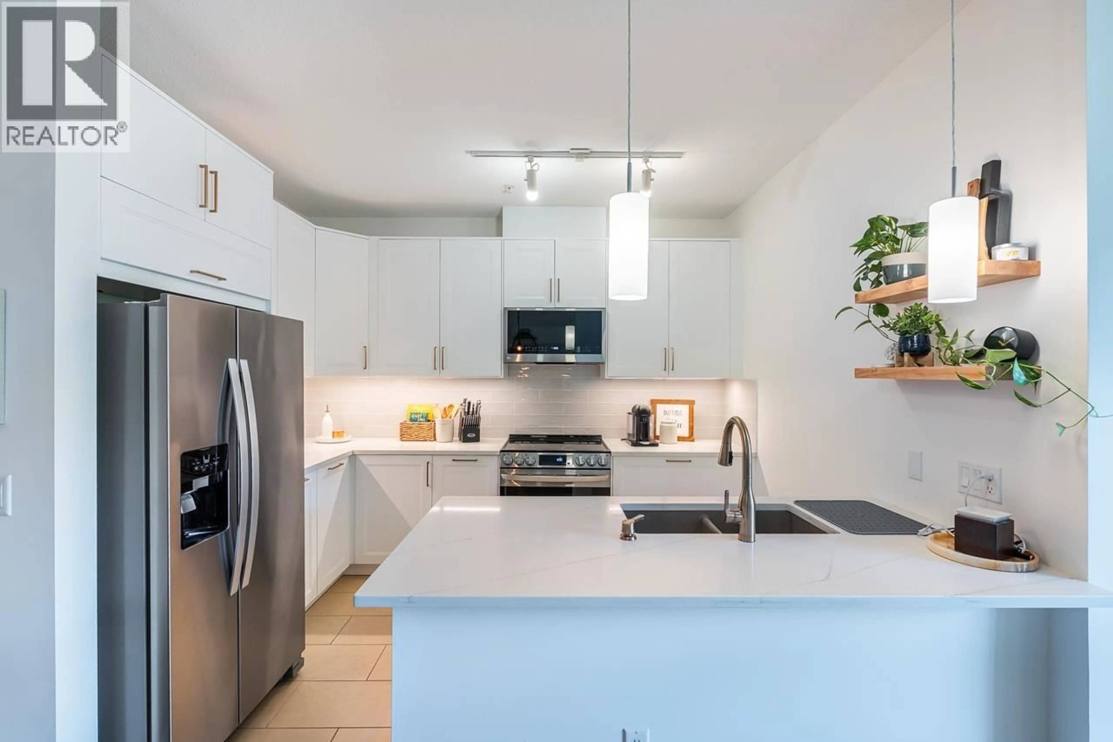 Open concept kitchen, ceramic/tile floor for 318 - 2477 KELLY AVENUE, Port Coquitlam British Columbia V3C0B3