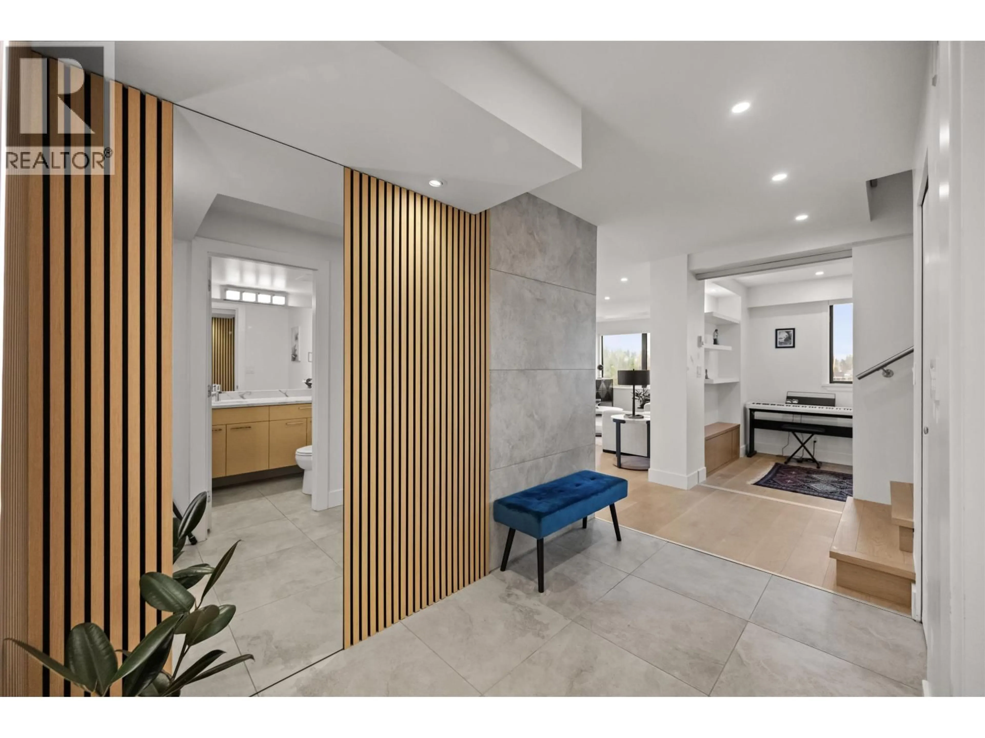 Indoor foyer for 1207 - 1515 EASTERN AVENUE, North Vancouver British Columbia V7L4R2