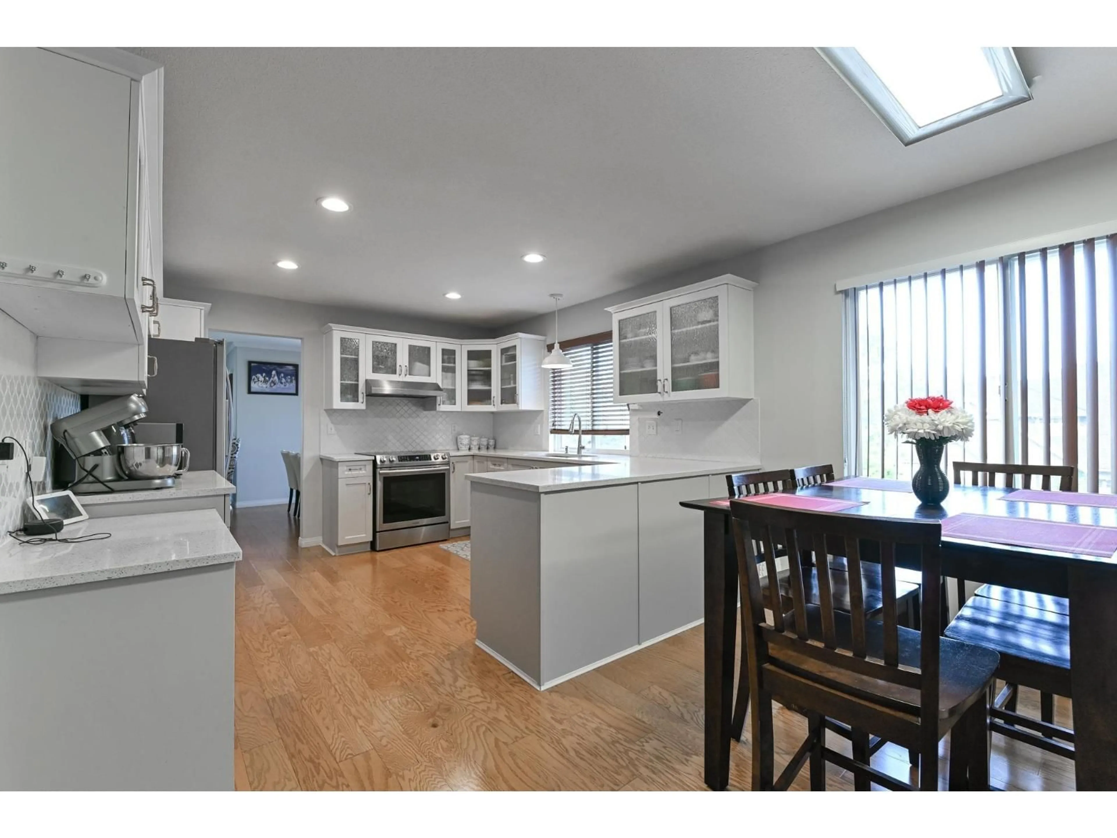 Open concept kitchen, unknown for 36381 COUNTRY PLACE, Abbotsford British Columbia V3G1M2