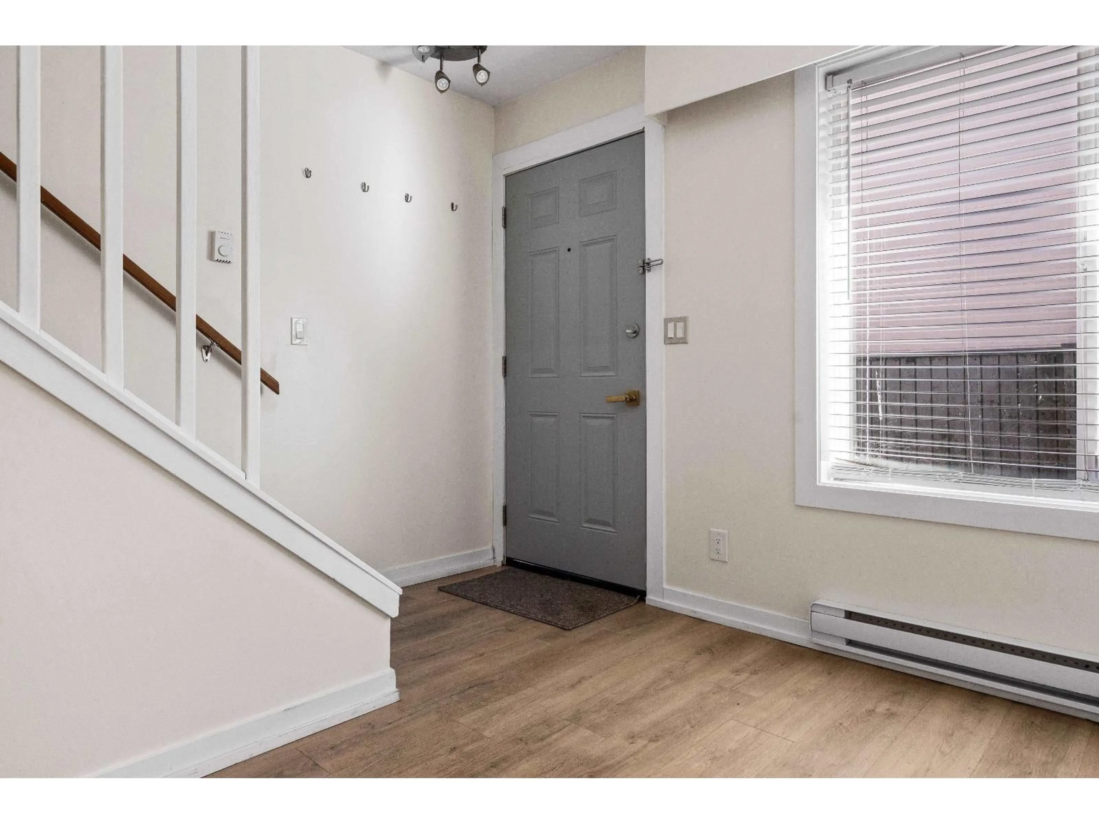 Indoor entryway for 10 - 45882 CHEAM AVENUE, Chilliwack British Columbia V2P5N1