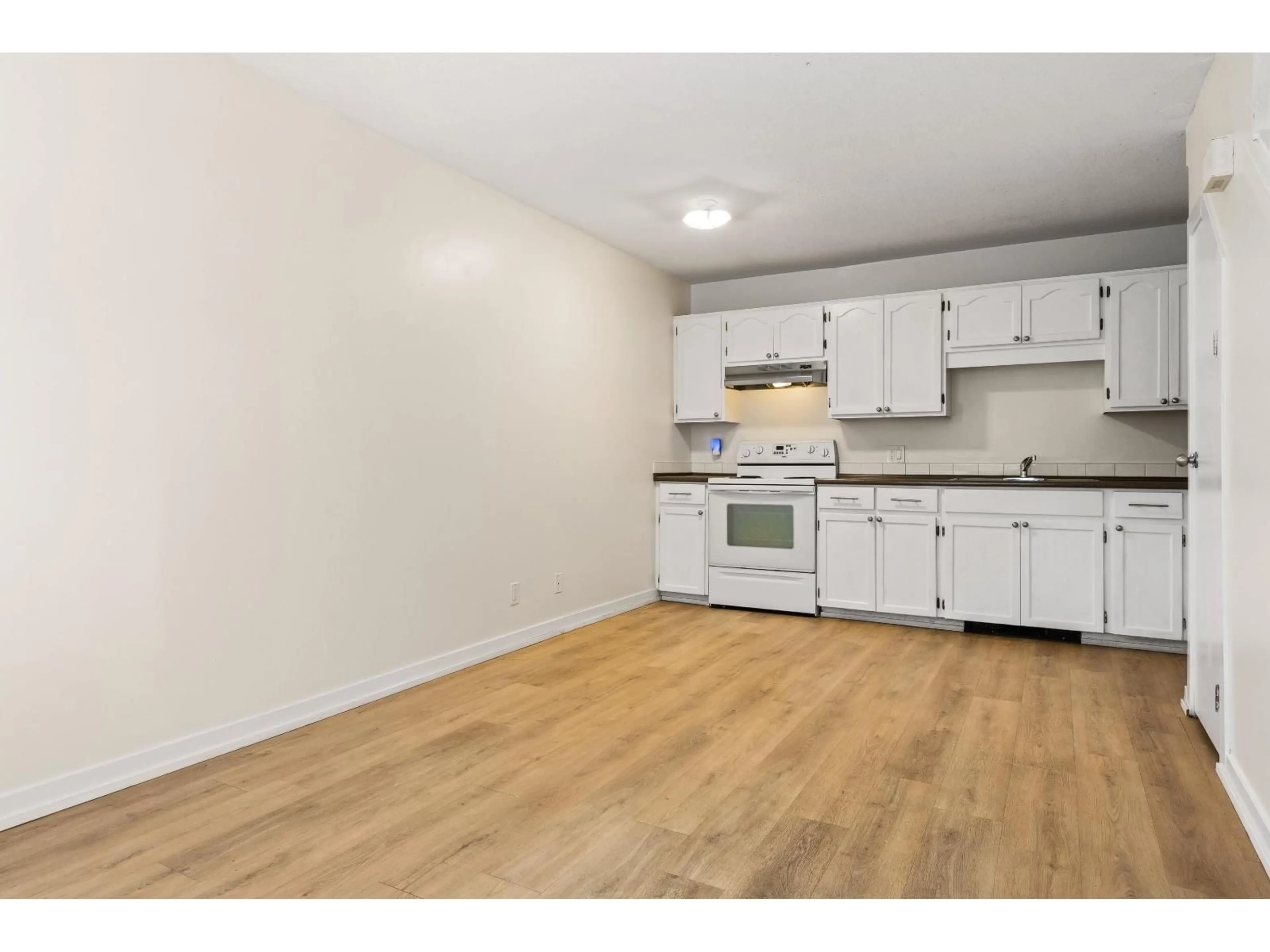 Standard kitchen, wood/laminate floor for 10 - 45882 CHEAM AVENUE, Chilliwack British Columbia V2P5N1