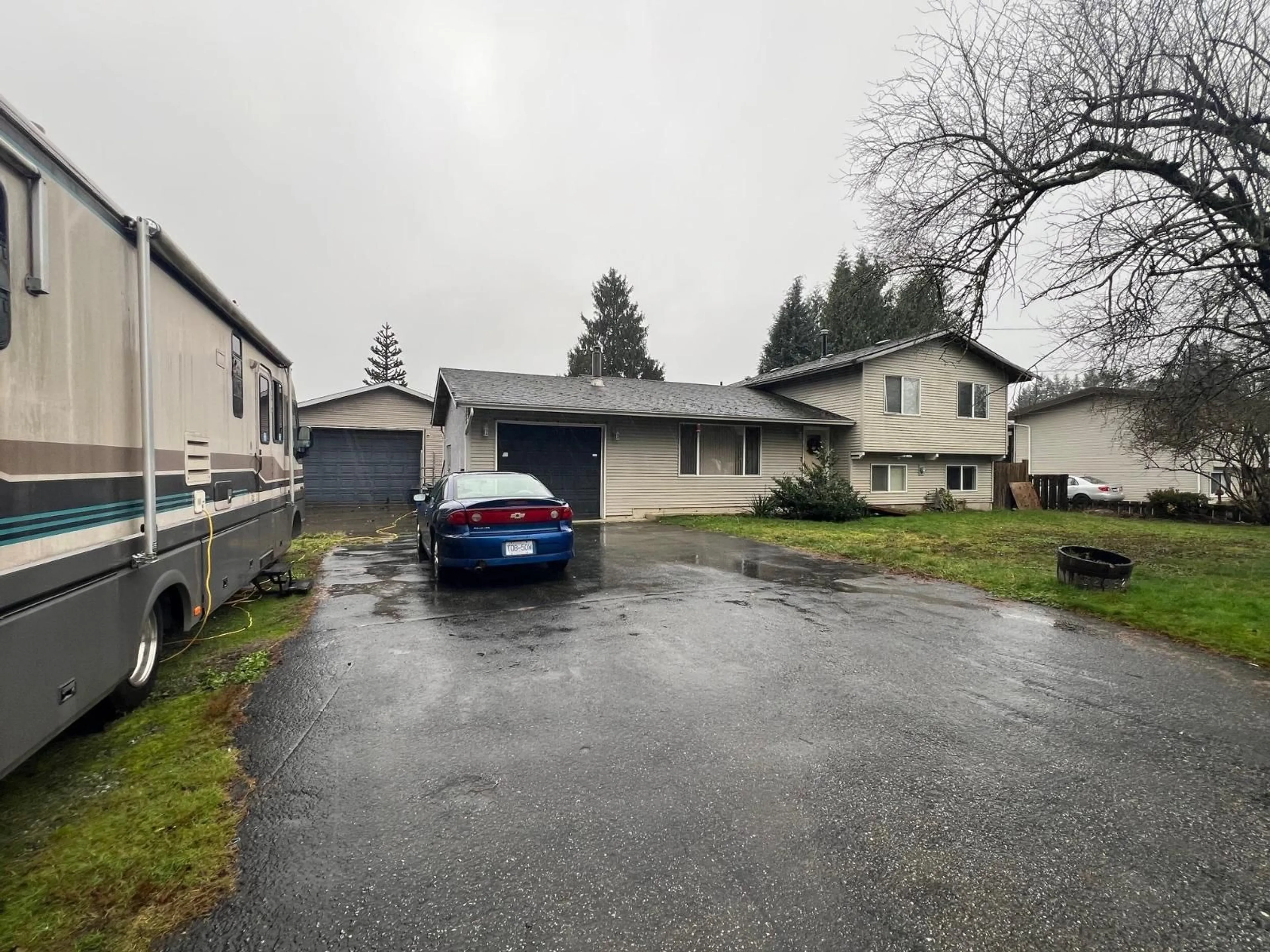 A pic from outside/outdoor area/front of a property/back of a property/a pic from drone, street for 32062 HILLCREST AVENUE, Mission British Columbia V2V1L2