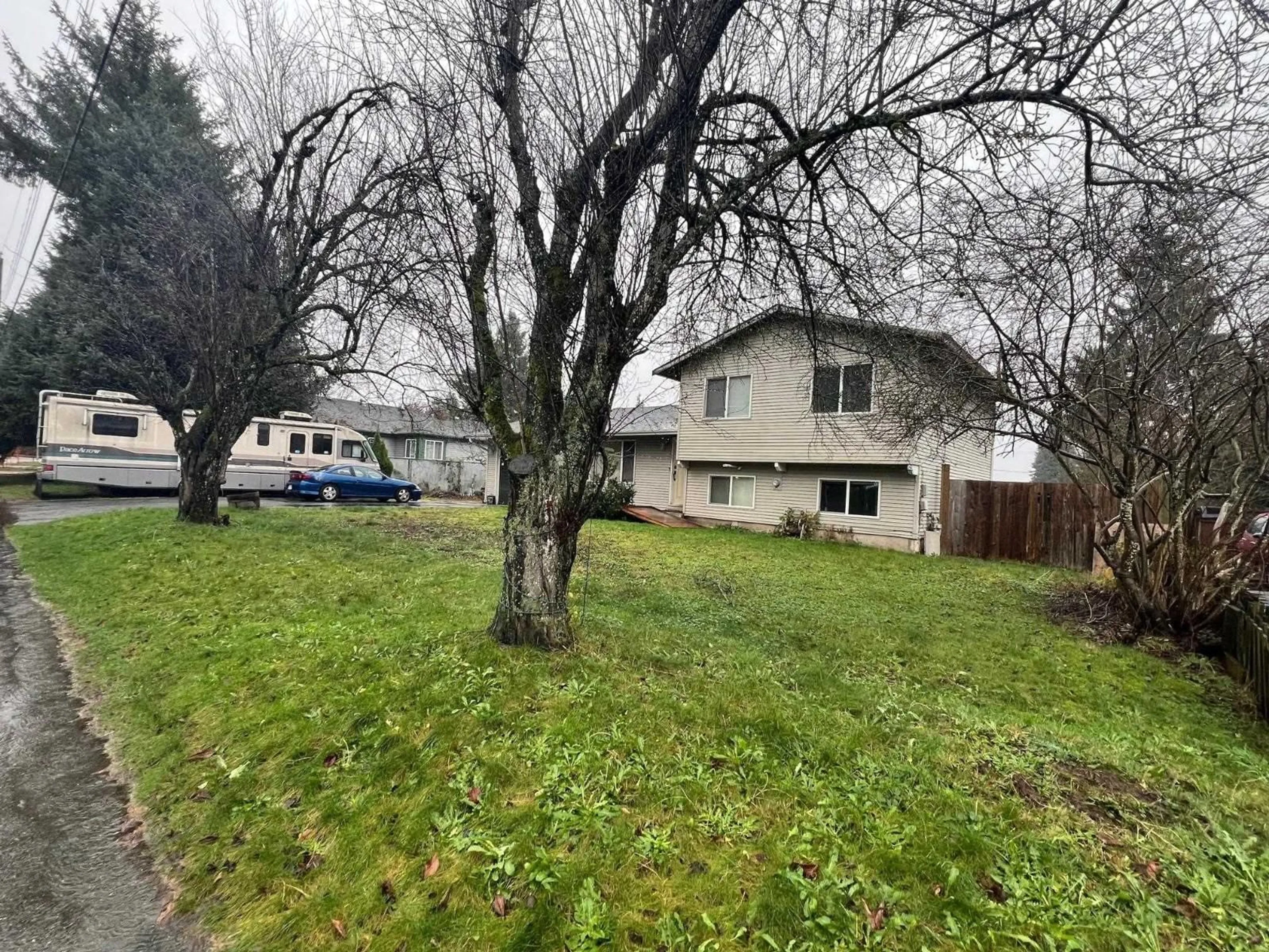A pic from outside/outdoor area/front of a property/back of a property/a pic from drone, unknown for 32062 HILLCREST AVENUE, Mission British Columbia V2V1L2