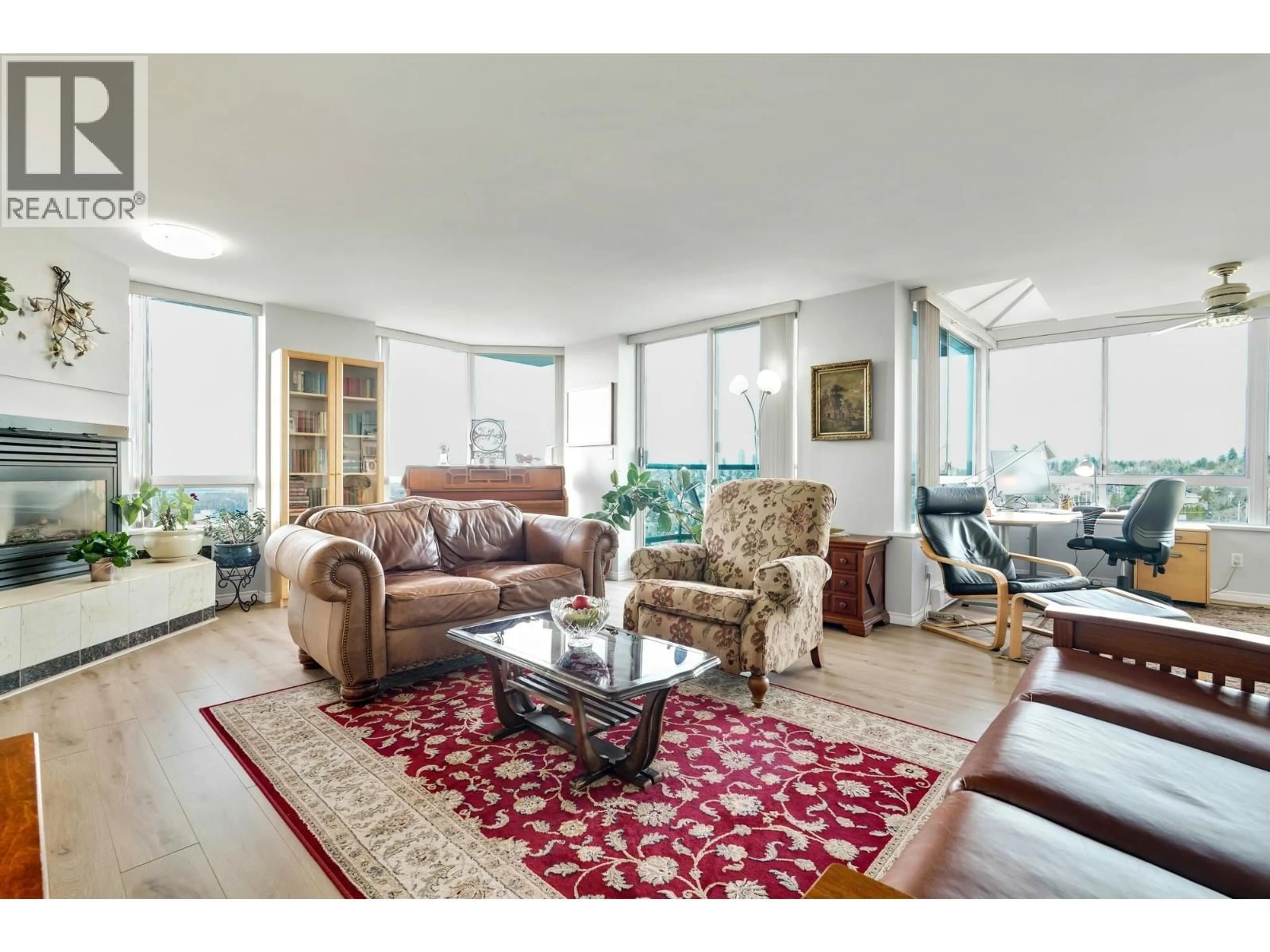 Living room with furniture, unknown for 2003 - 121 TENTH STREET, New Westminster British Columbia V3M3X7