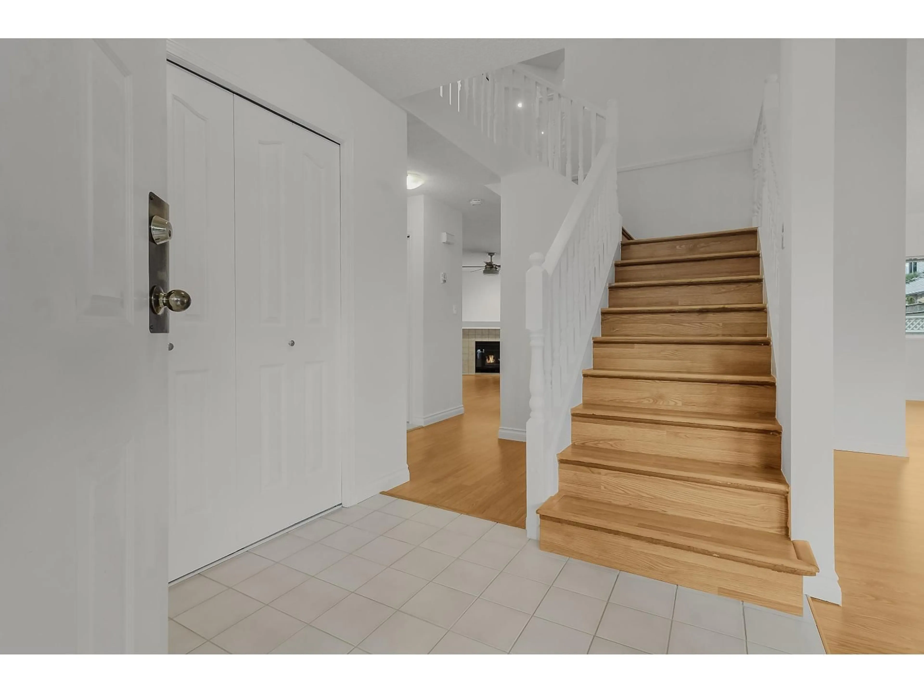 Indoor foyer for 4 - 6452 121 STREET, Surrey British Columbia V3W0Y5