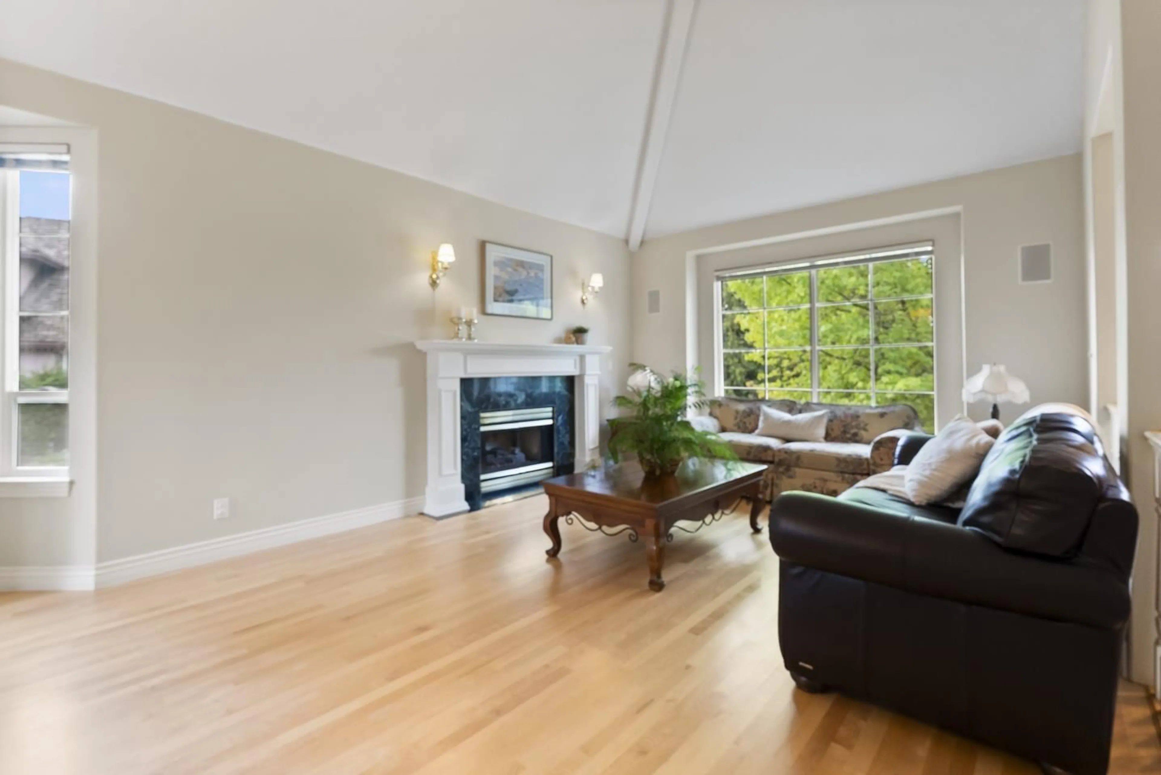 Living room with furniture, wood/laminate floor for 15355 SEQUOIA DRIVE, Surrey British Columbia V3S8N4