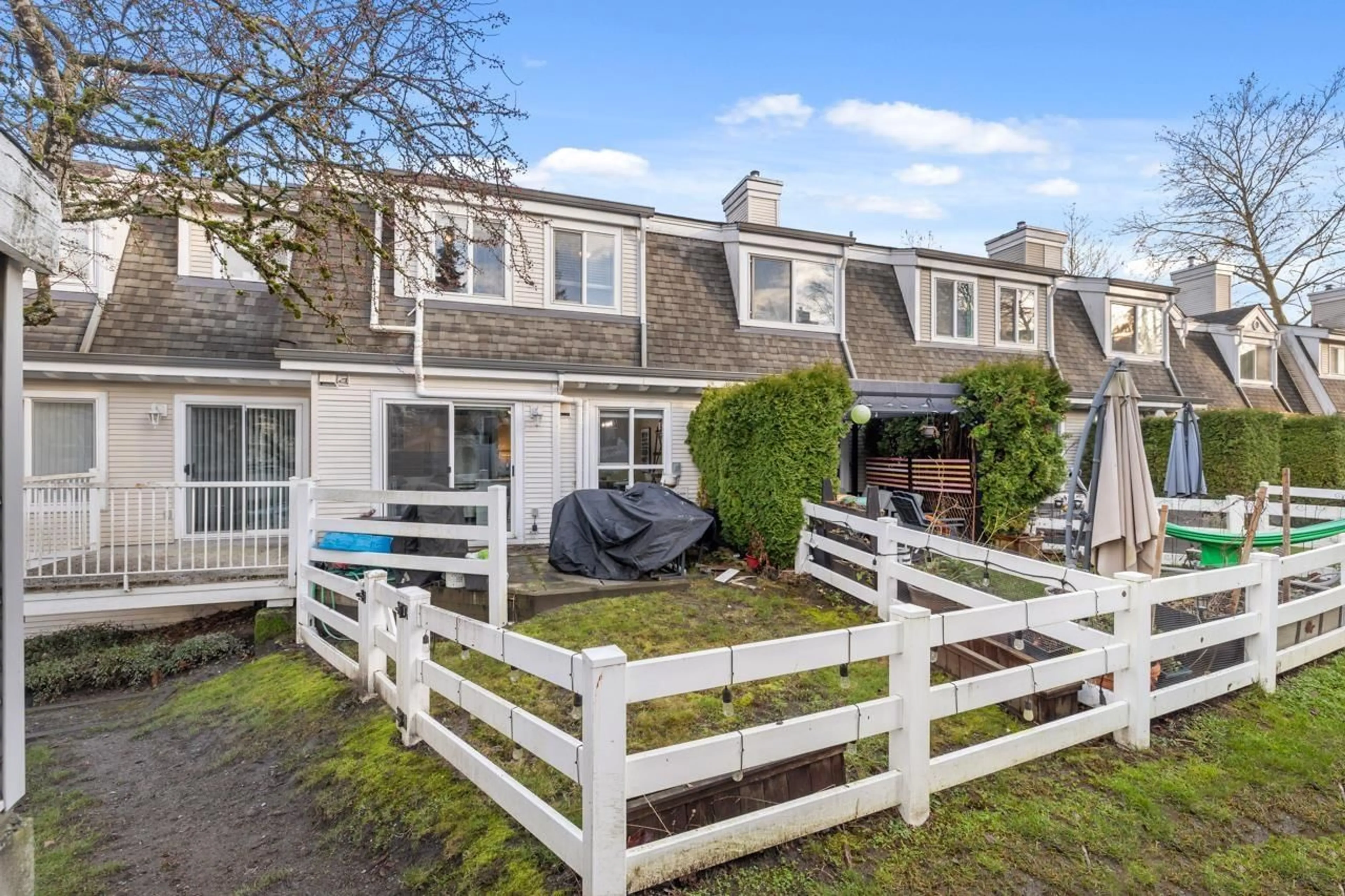 A pic from outside/outdoor area/front of a property/back of a property/a pic from drone, street for 84 - 8930 WALNUT GROVE DRIVE, Langley British Columbia V1M3K2