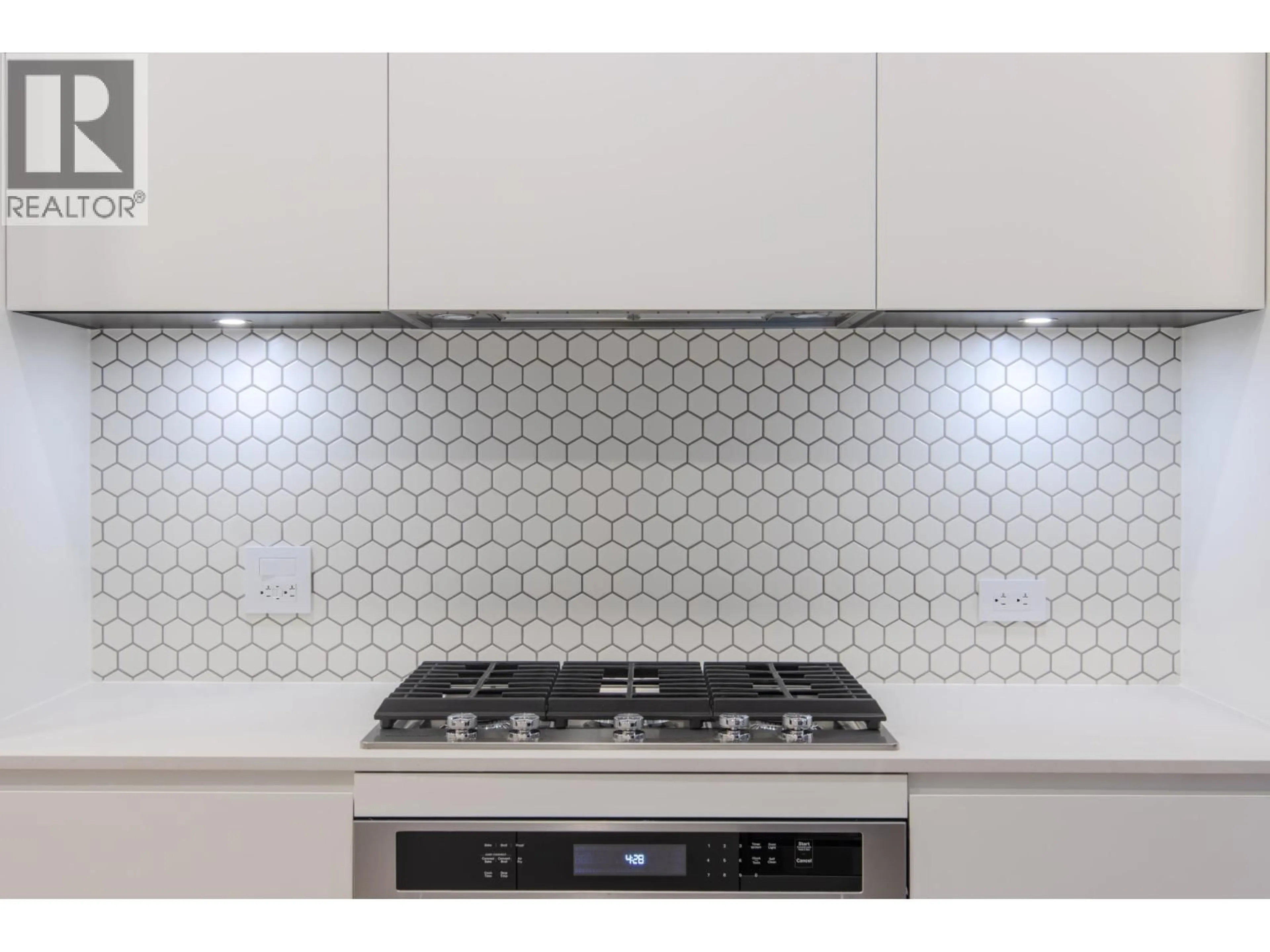 Contemporary kitchen, ceramic/tile floor for 418 - 1504 SCOTT CRESCENT, Squamish British Columbia V8B1G4