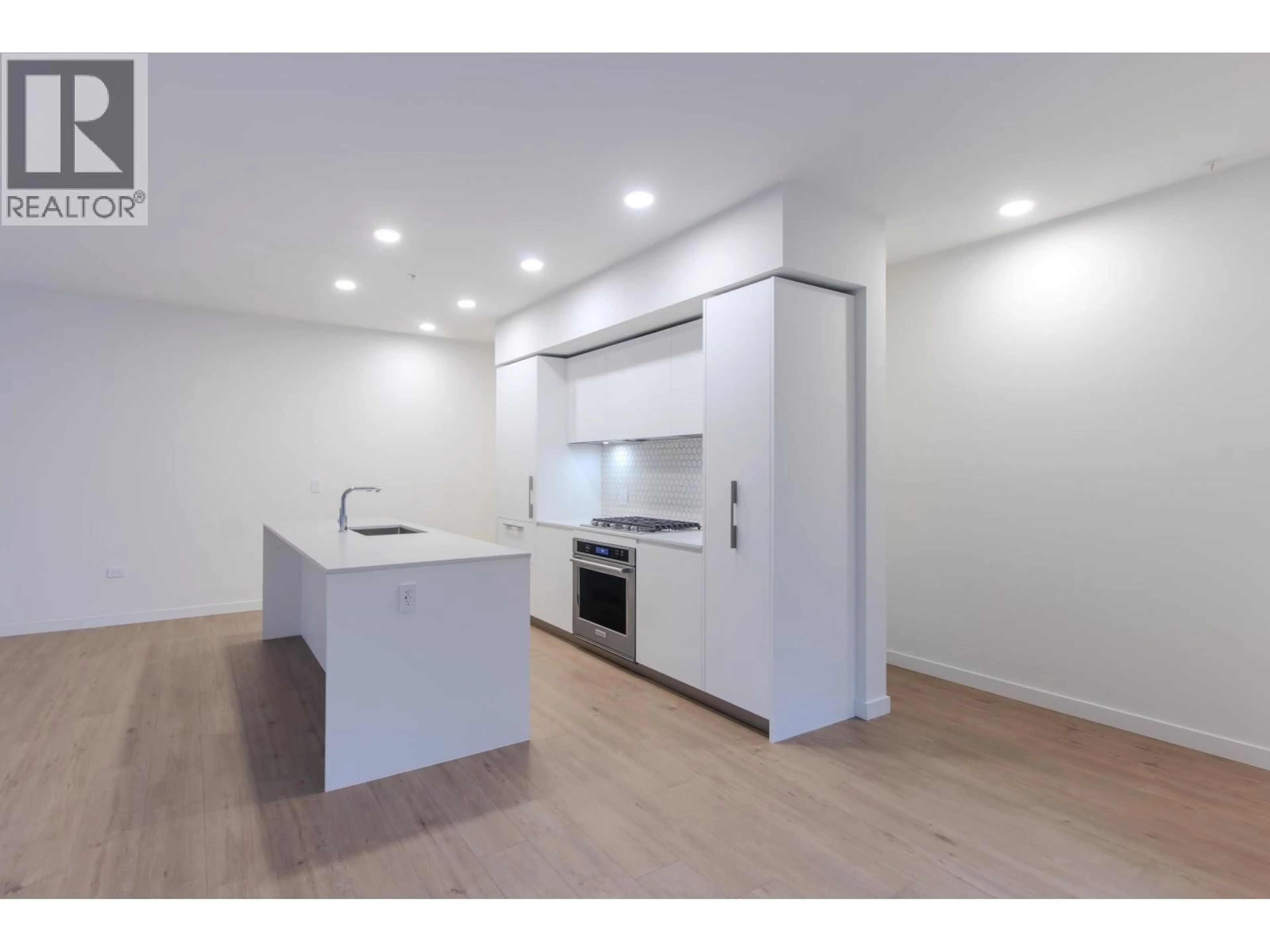 Standard kitchen, wood/laminate floor for 418 - 1504 SCOTT CRESCENT, Squamish British Columbia V8B1G4