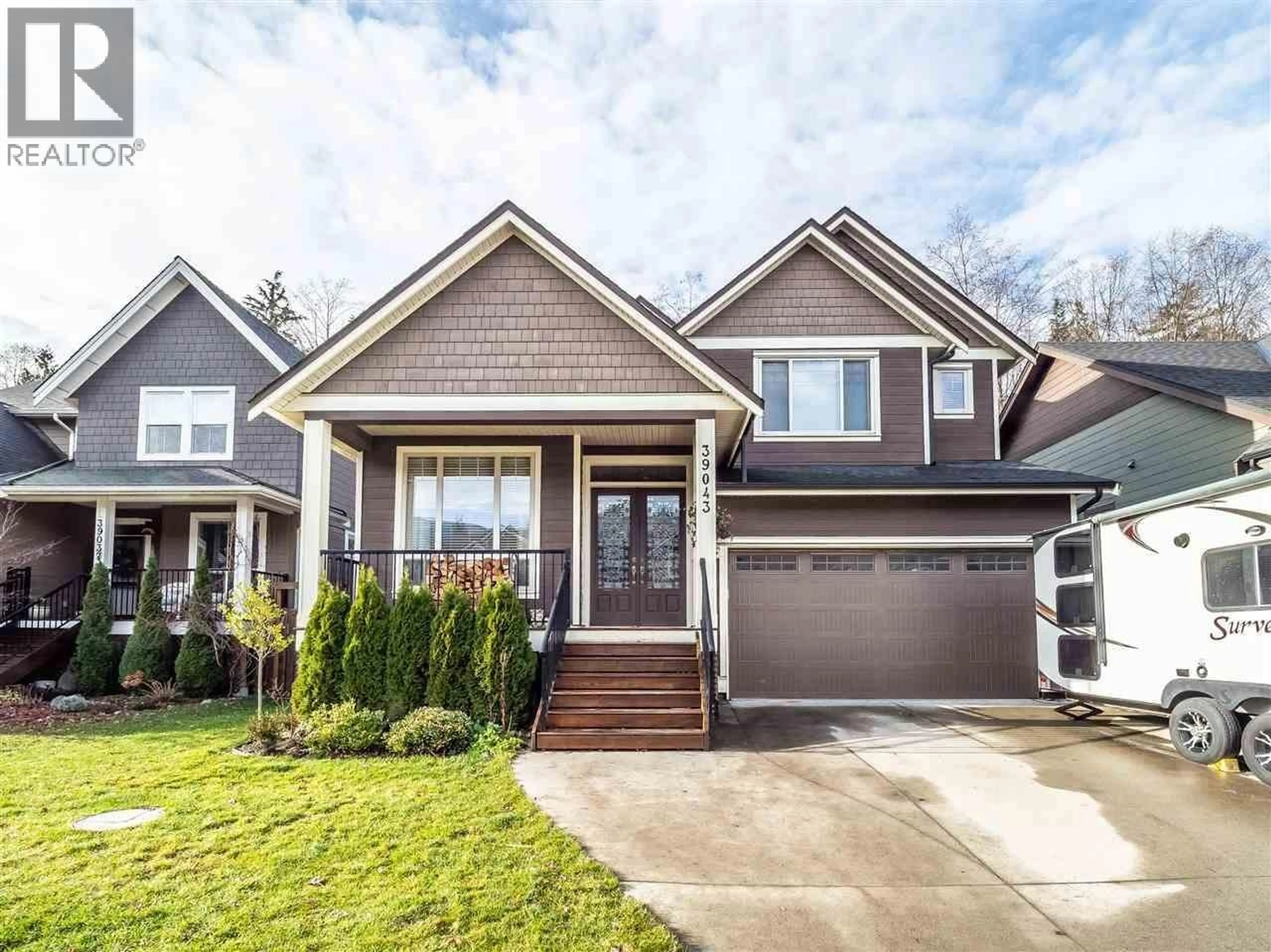 Home with vinyl exterior material, street for 39043 KINGFISHER ROAD, Squamish British Columbia V8B0S9