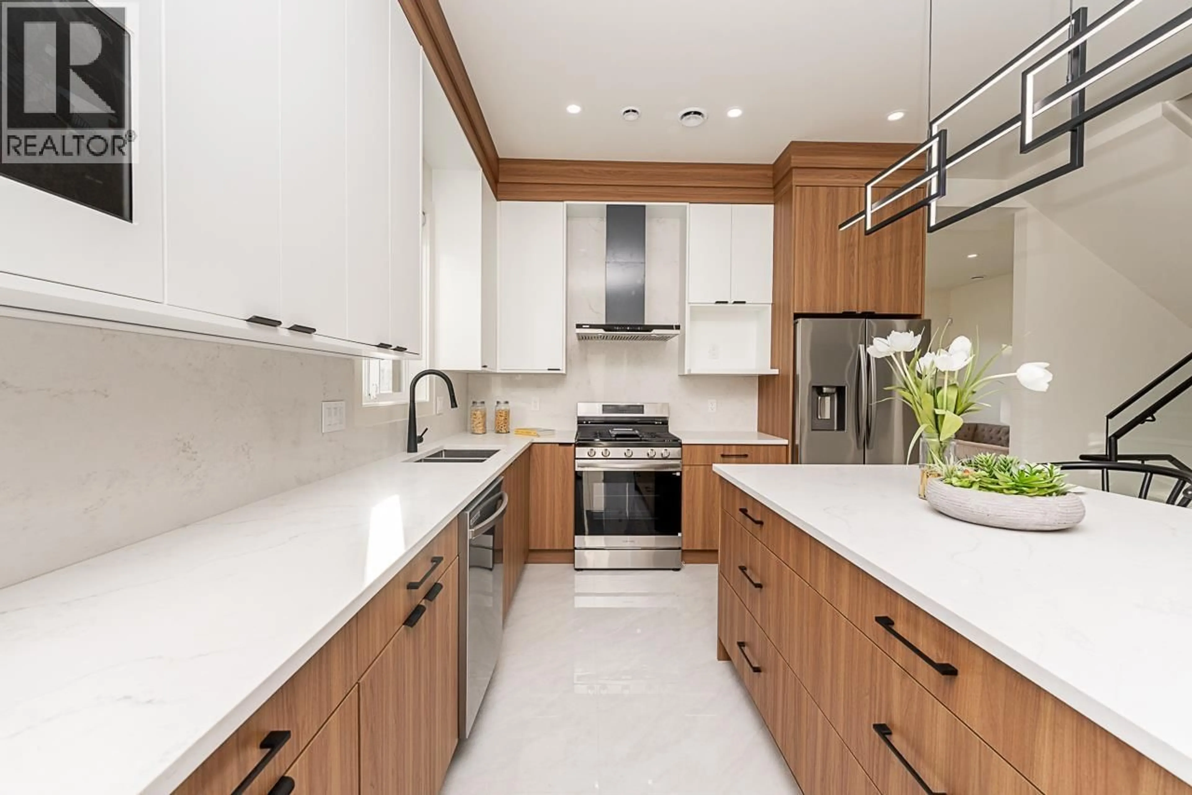 Contemporary kitchen, ceramic/tile floor for 3 - 9935 SULLIVAN STREET, Burnaby British Columbia V3J1J1