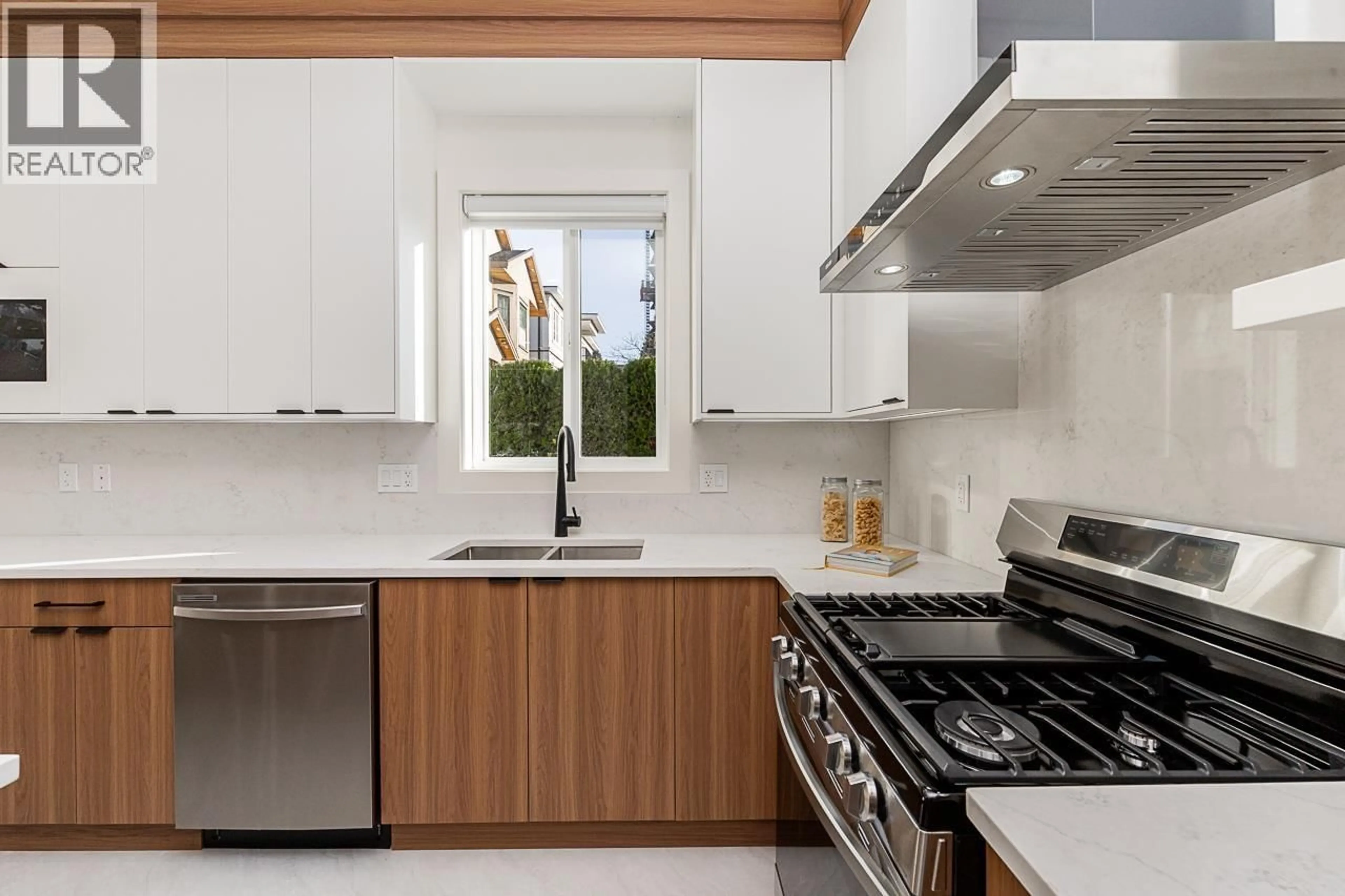 Contemporary kitchen, ceramic/tile floor for 3 - 9935 SULLIVAN STREET, Burnaby British Columbia V3J1J1