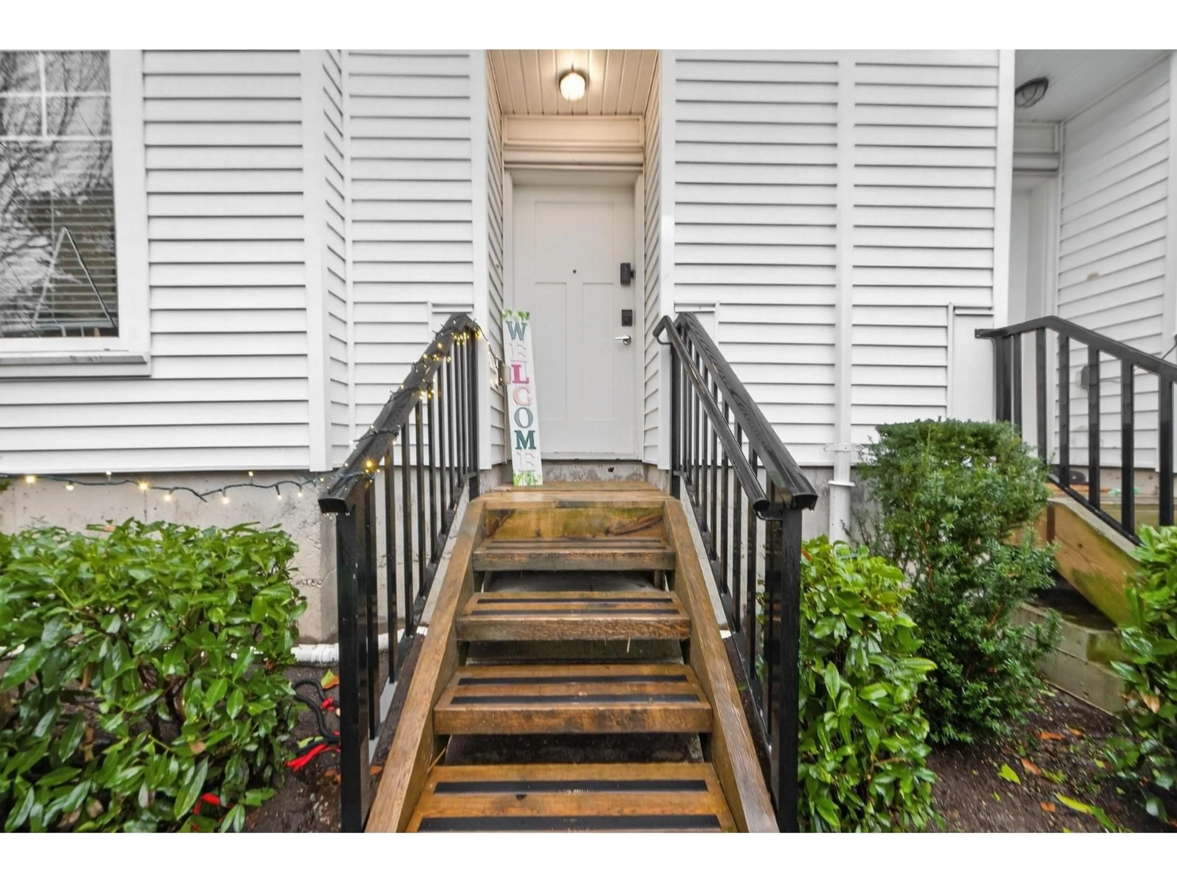 Indoor entryway for 9 - 11267 133 STREET, Surrey British Columbia V3R0E3