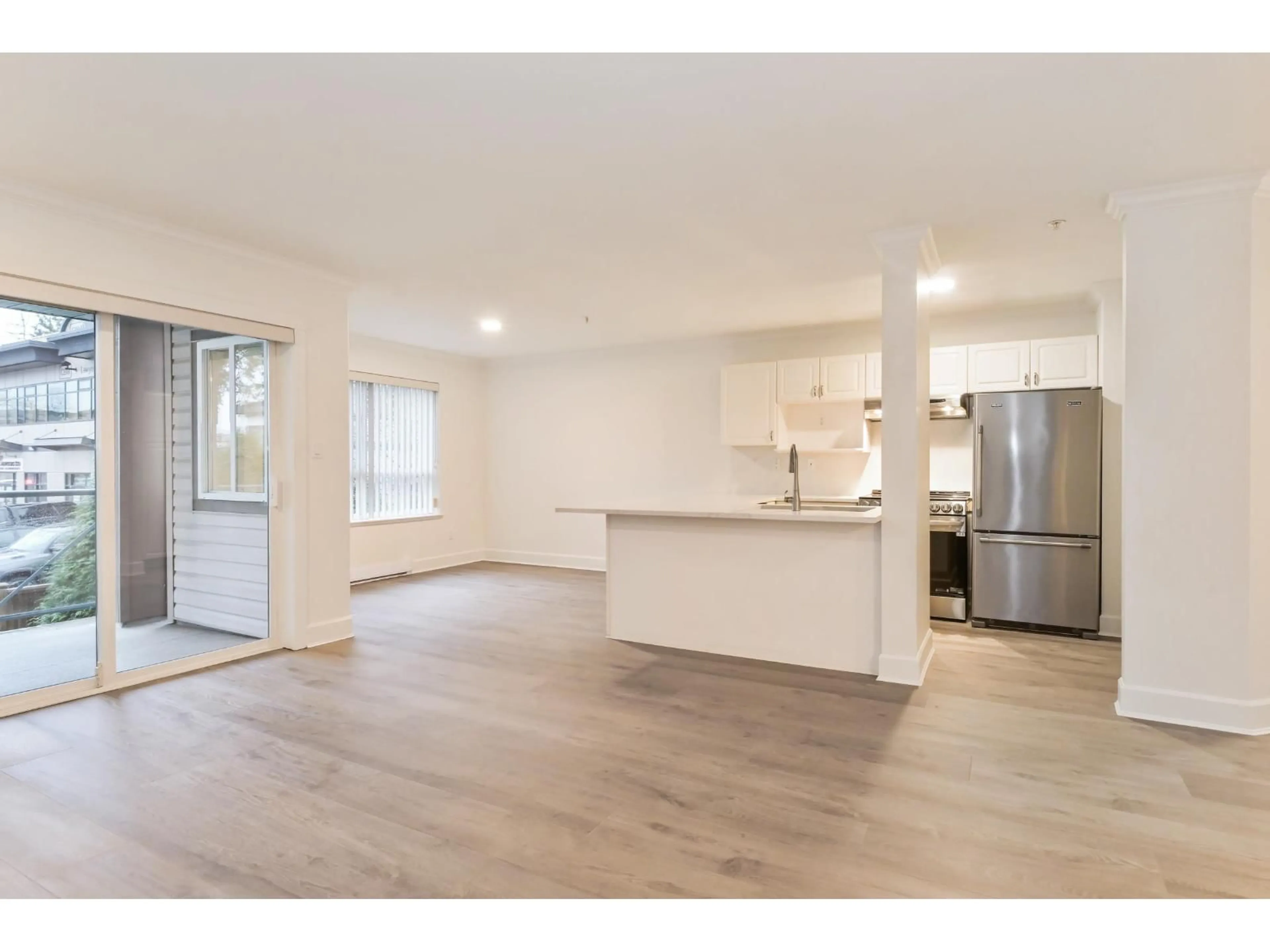 Open concept kitchen, wood/laminate floor for 226 - 22150 48 AVENUE, Langley British Columbia V3A8R5